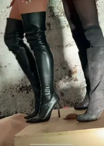 Écraser une bite sur table, enfoncer mon talon dans l’urètre ✅👌