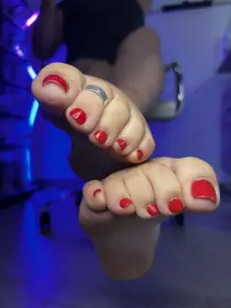 Fais toi pardonner en lèchant mes pieds !