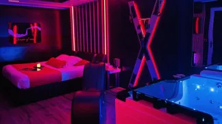 Offre moi un week end torride en love room🔥