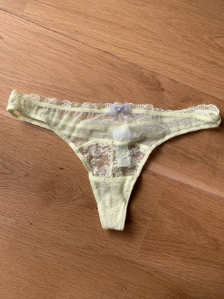 photo de la gourmandise Procures toi le string de Rebeca