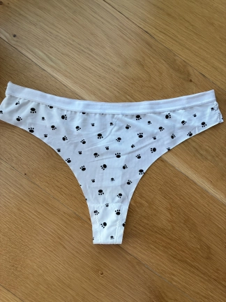 photo de la gourmandise Procures toi le string de Rebeca