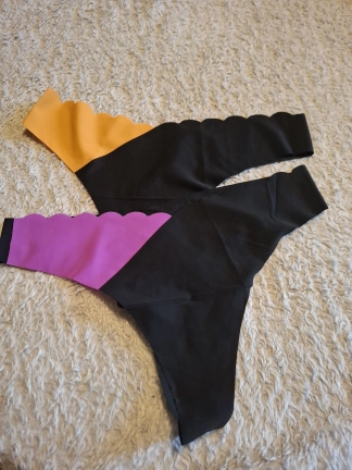 photo de la gourmandise Strings bicolore jaune ou violet