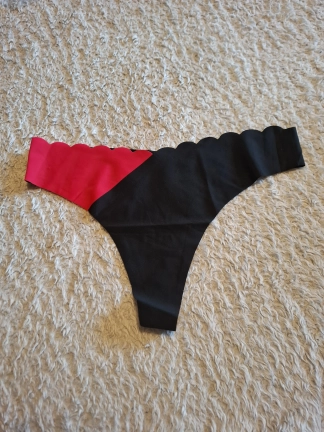 photo de la gourmandise Strings bicolore rouge