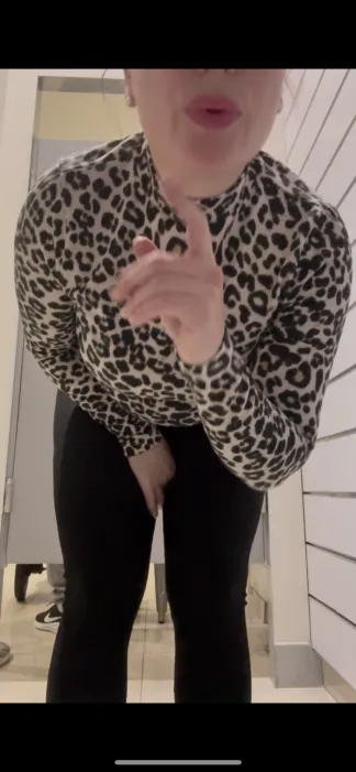 Rebeca se masturbe dans une cabine d’essaye