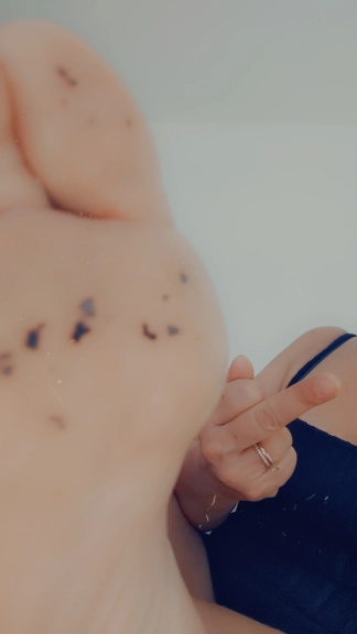 photo de la gourmandise Lèche mes pieds sales