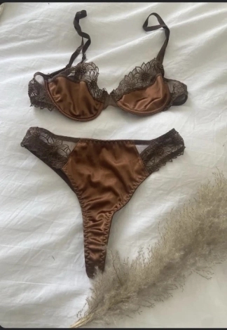 photo de la gourmandise De dos à genoux avéc cette ensemble