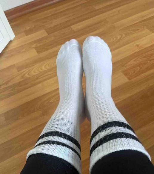 Photo de Te branler dans les chaussettes de ta Déesse… avoue que c’est ton fantasme ultime. 😈