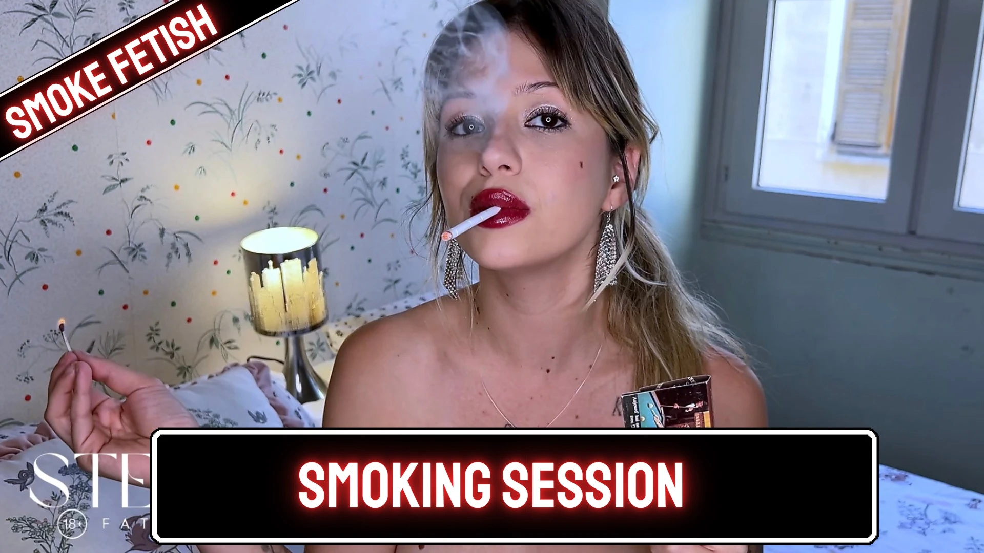 Photo de Red Lipstick Slim Cigarette Old Matches Smoking Tease