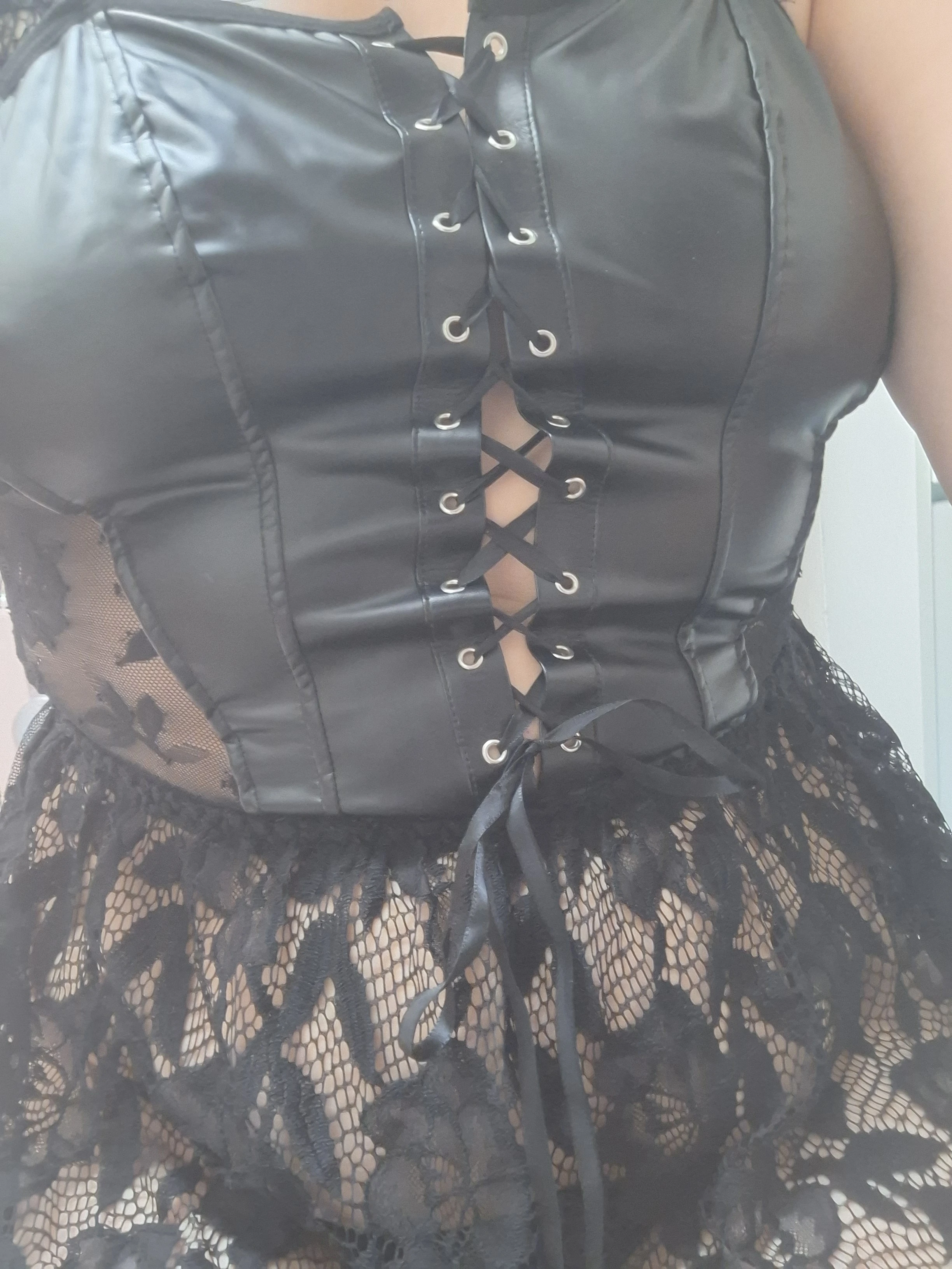 Photo de Ma nuisette en dentelle et simili cuir