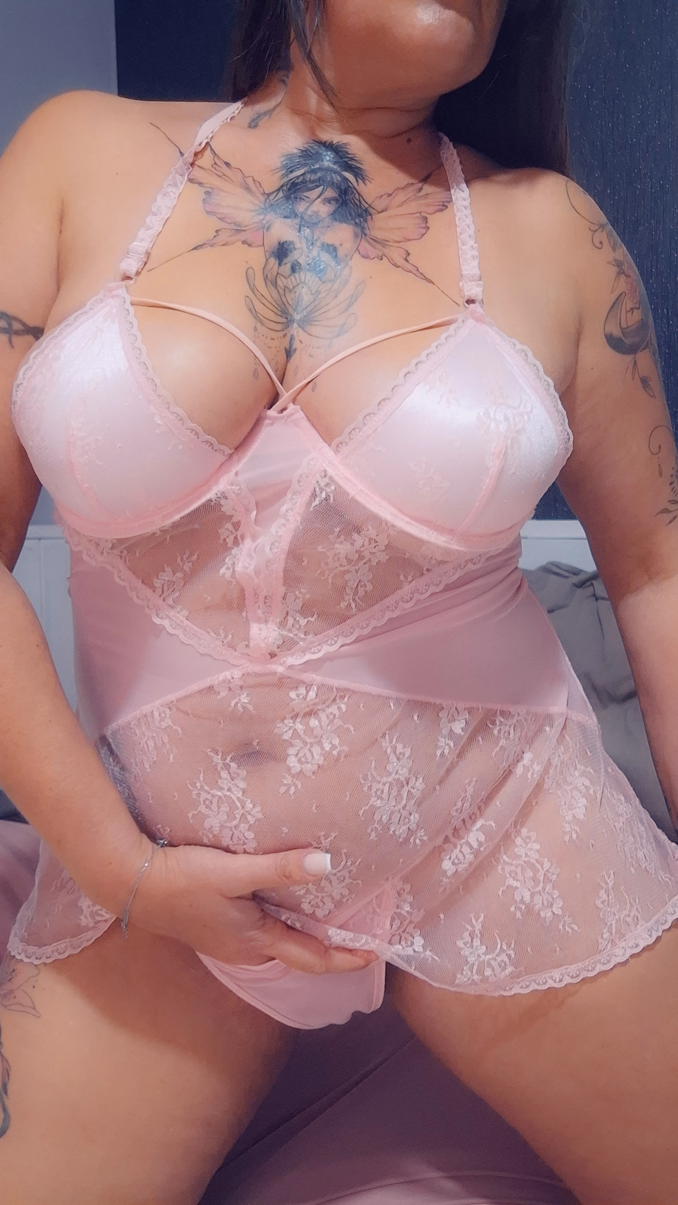 Photo de Nuisette rose avec son petit string….