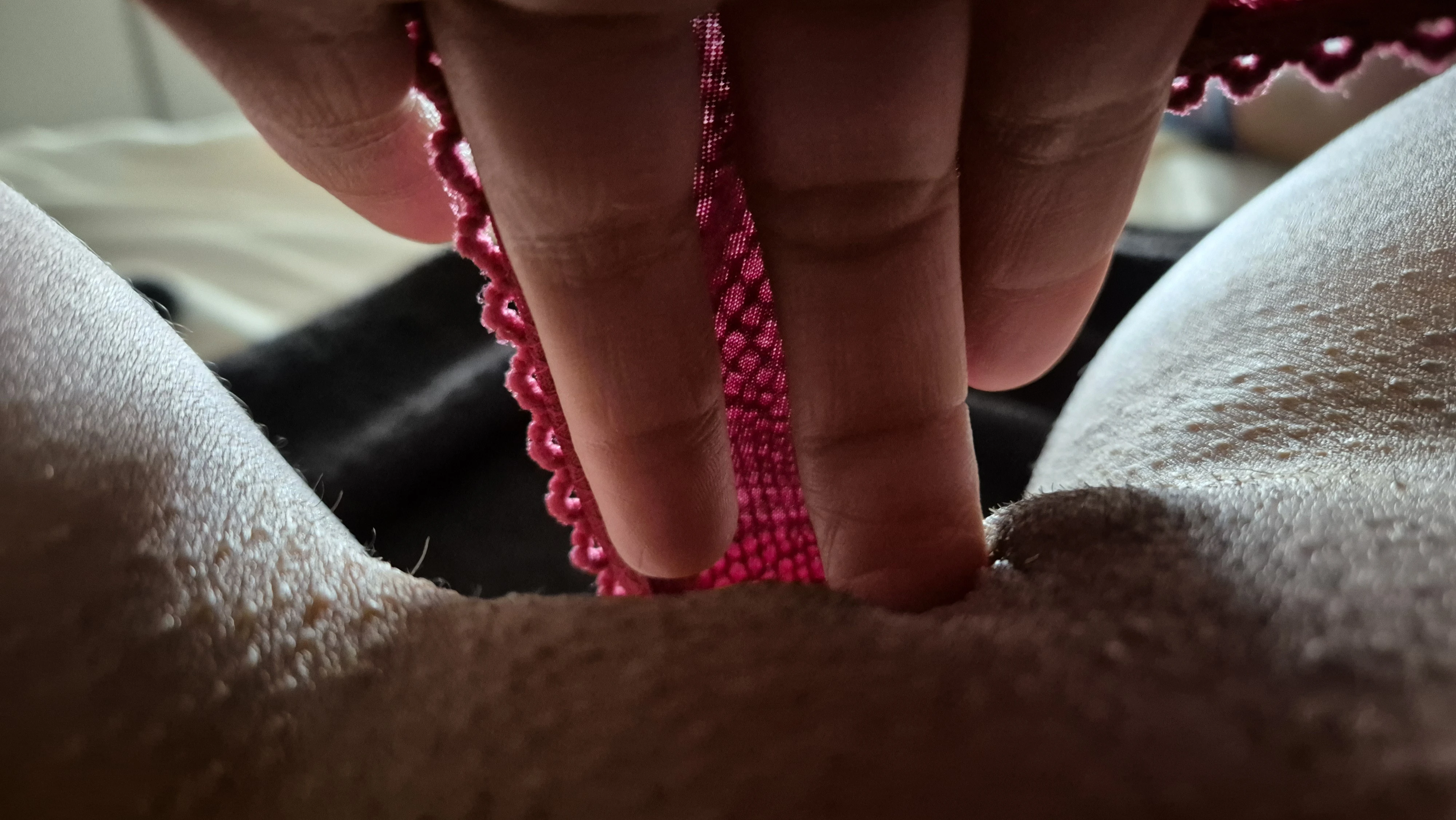 Photo de Petite coquine sous son string