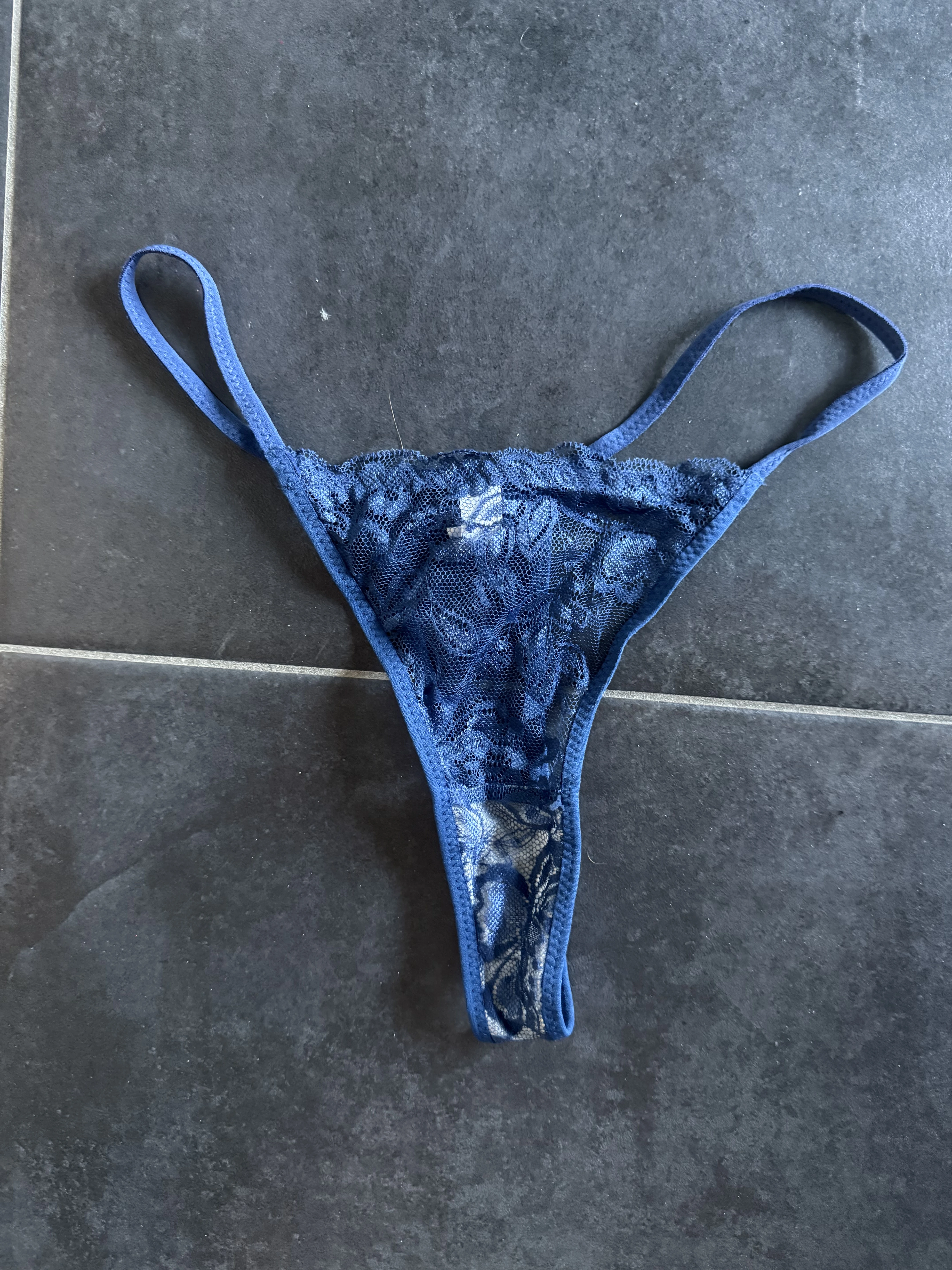 Photo de String dentelles marine