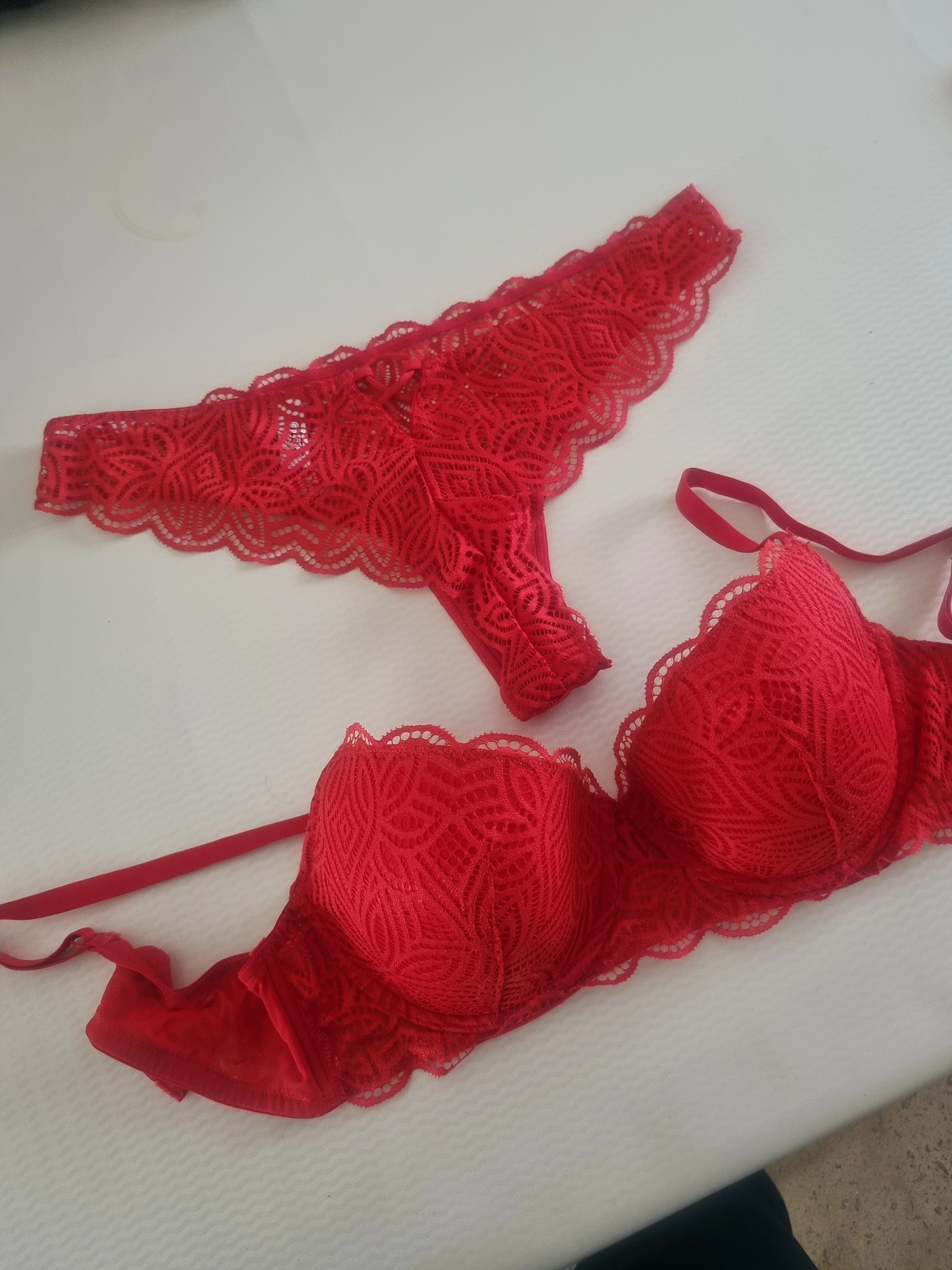 Photo de Ensemble tanga soutien gorge rouge
