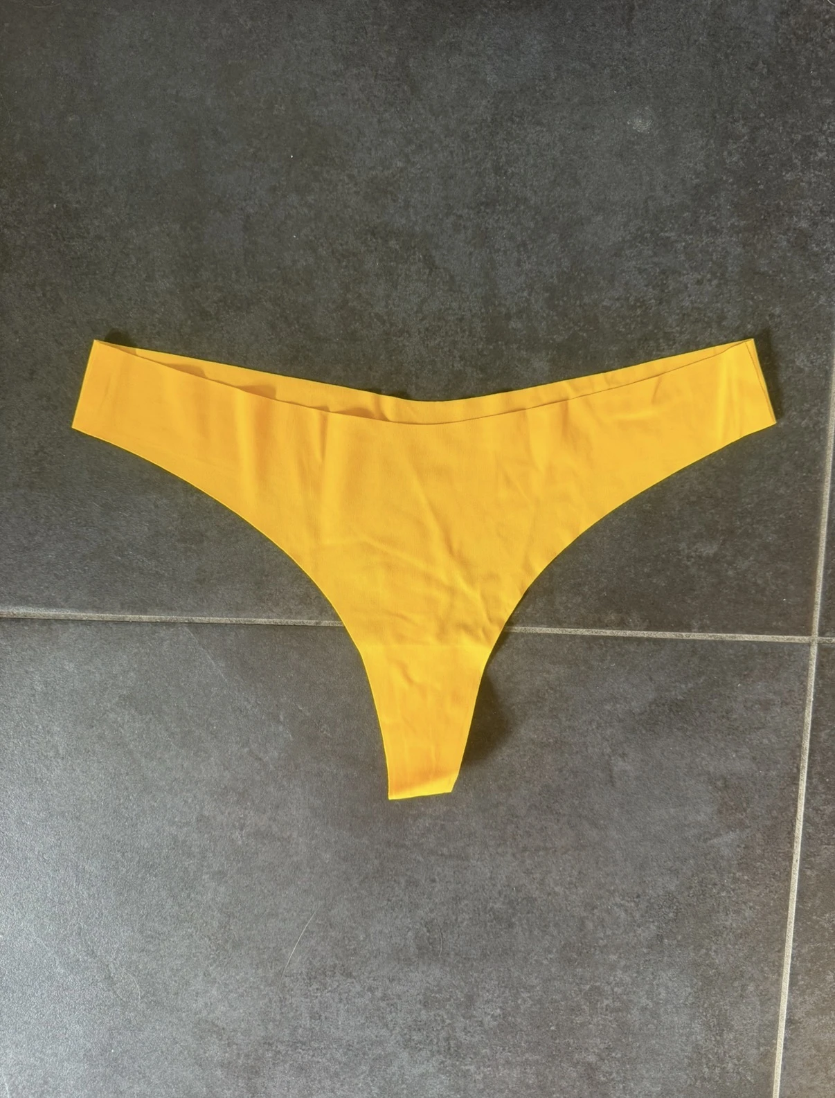 Photo de String lycra jaune