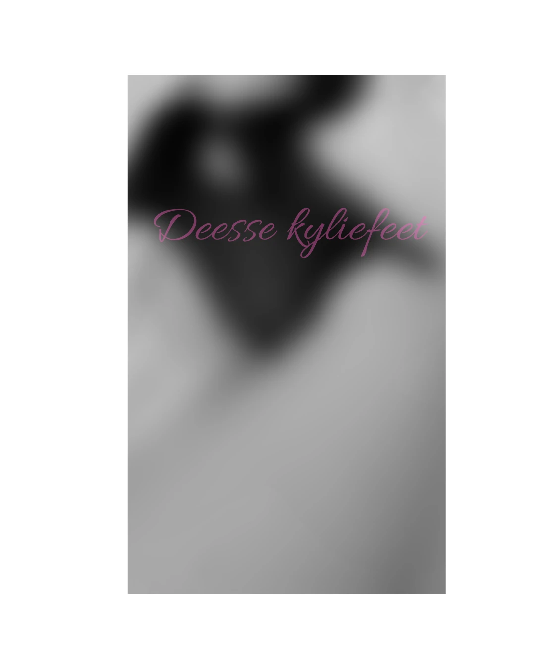 Photo de Chaussettes montantes sexy sur mes formes pulpeuses 🔥