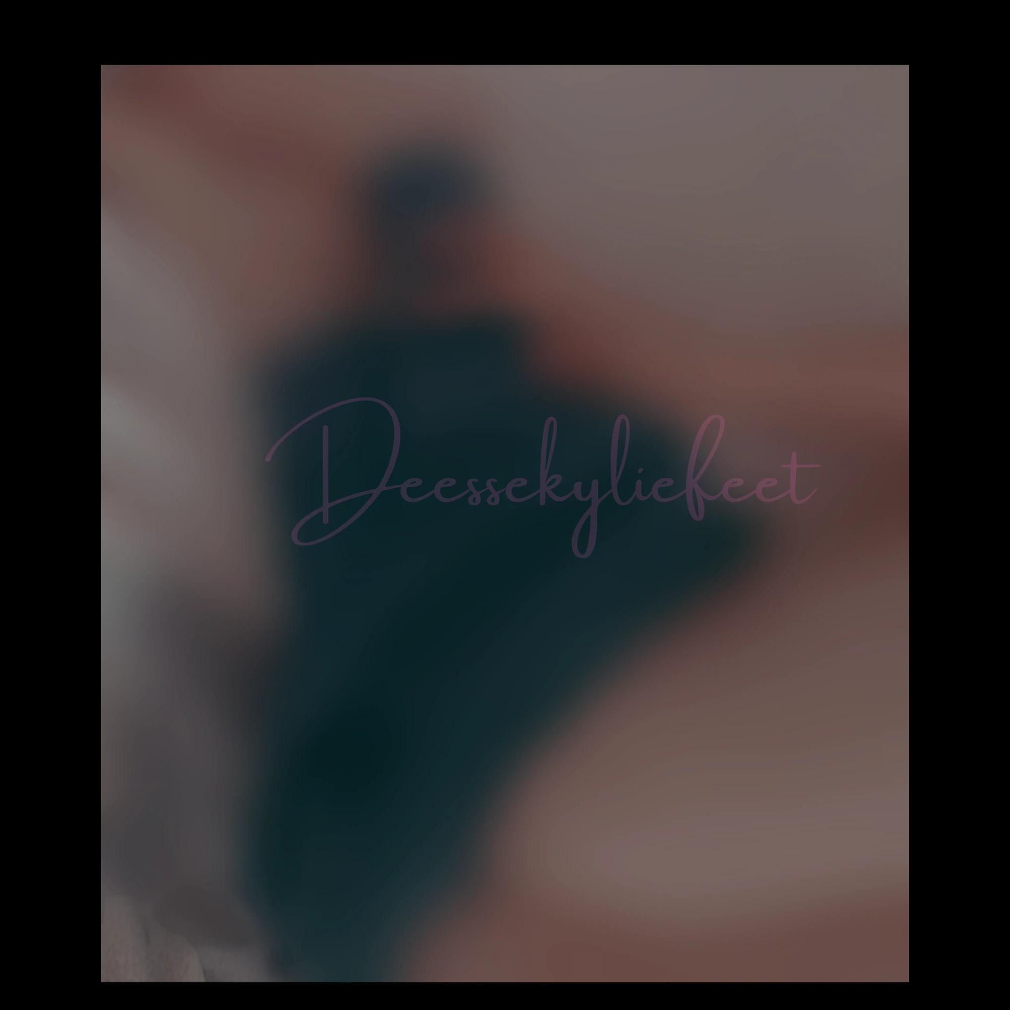 Photo de Divins pieds et pantalon de yoga baissé formes pulpeuses 🔥