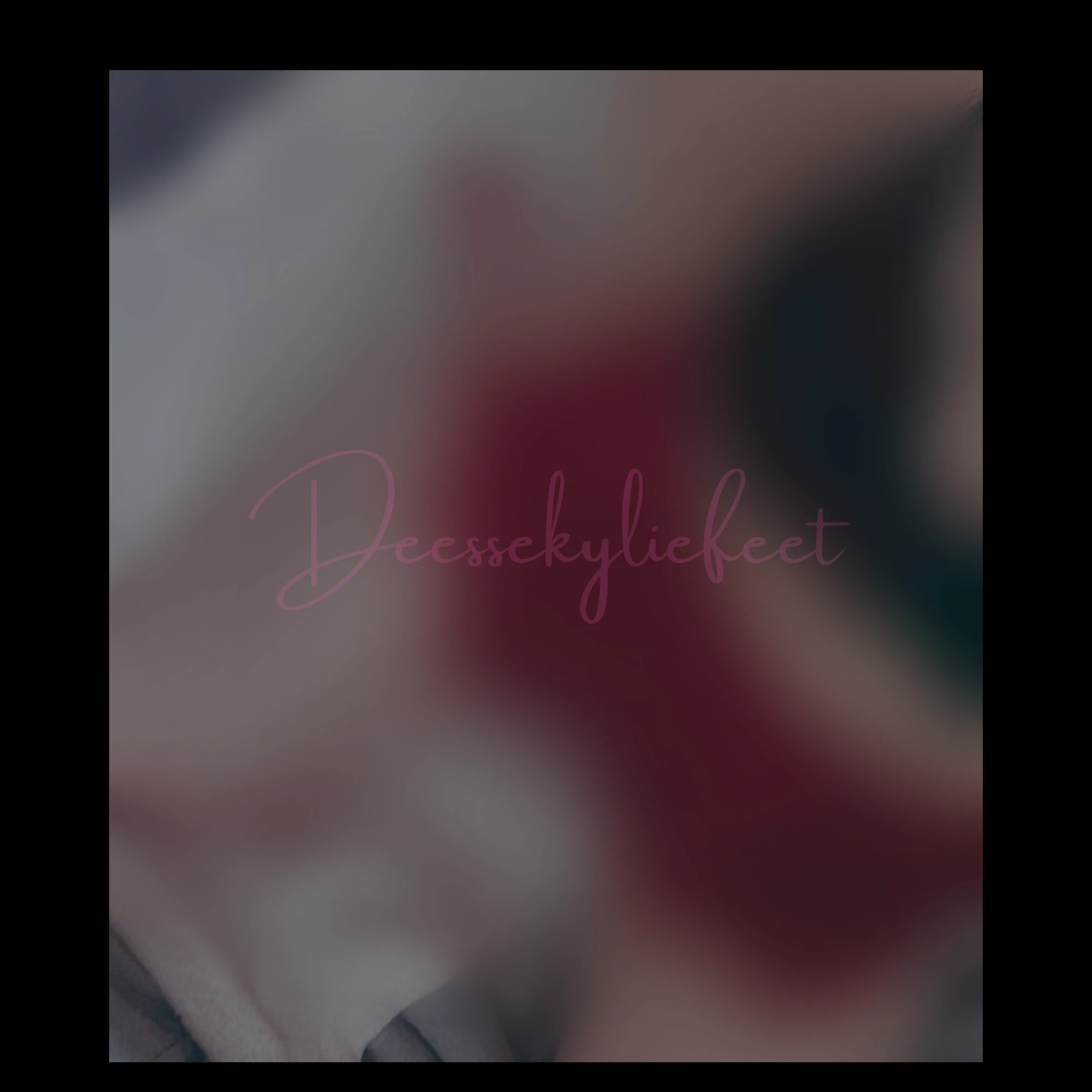 Photo de Plante de pieds et formes pulpeuses de ta déesse en satin et dentelle 🔥