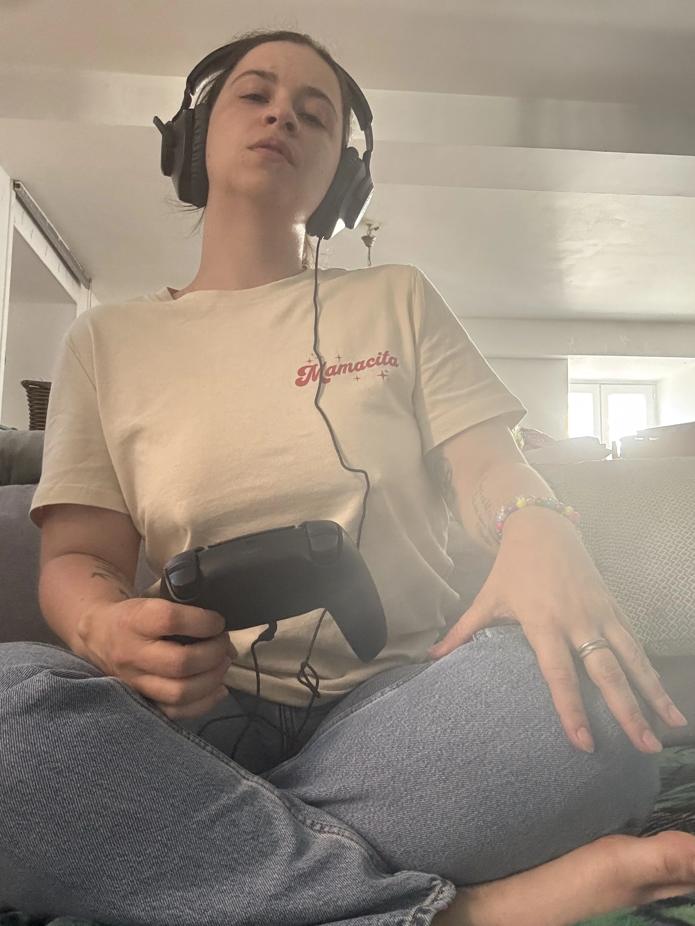 Photo de Je joue à la PS5 mais trop excitée je me fais jouir ! 🤭