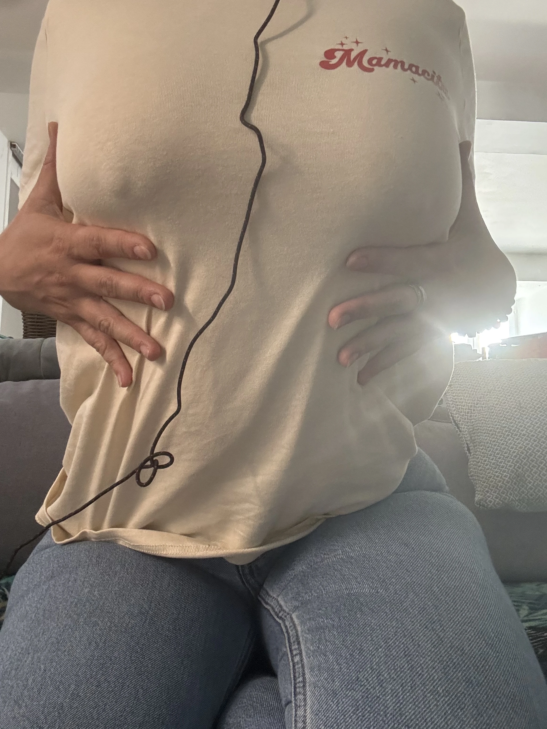 Photo de Je joue à la PS5 mais trop excitée je me fais jouir ! 🤭