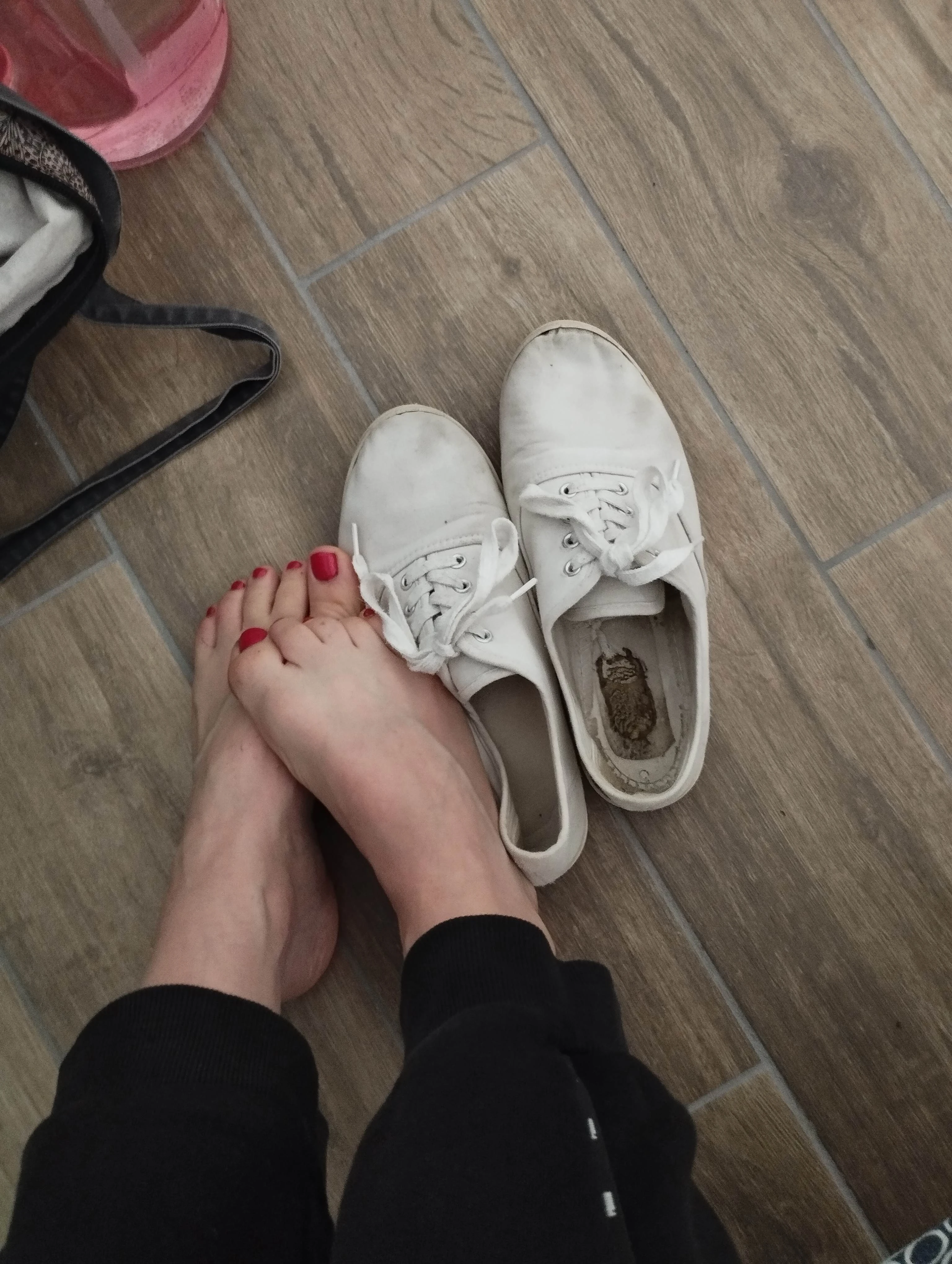 Photo de Baskets de jeune étudiante odorantes