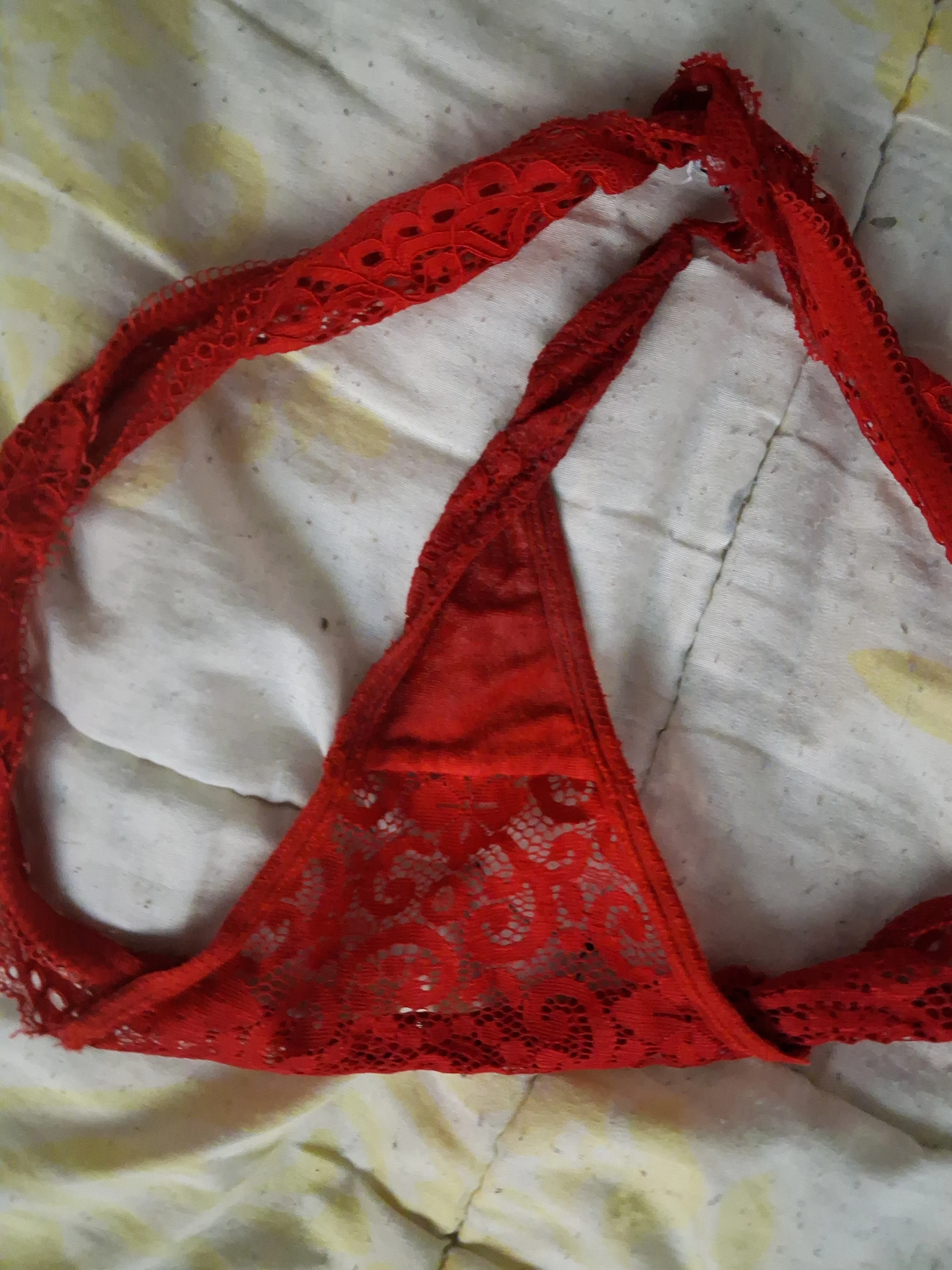 Photo de Strings rouge souillé après masturbation arrosé