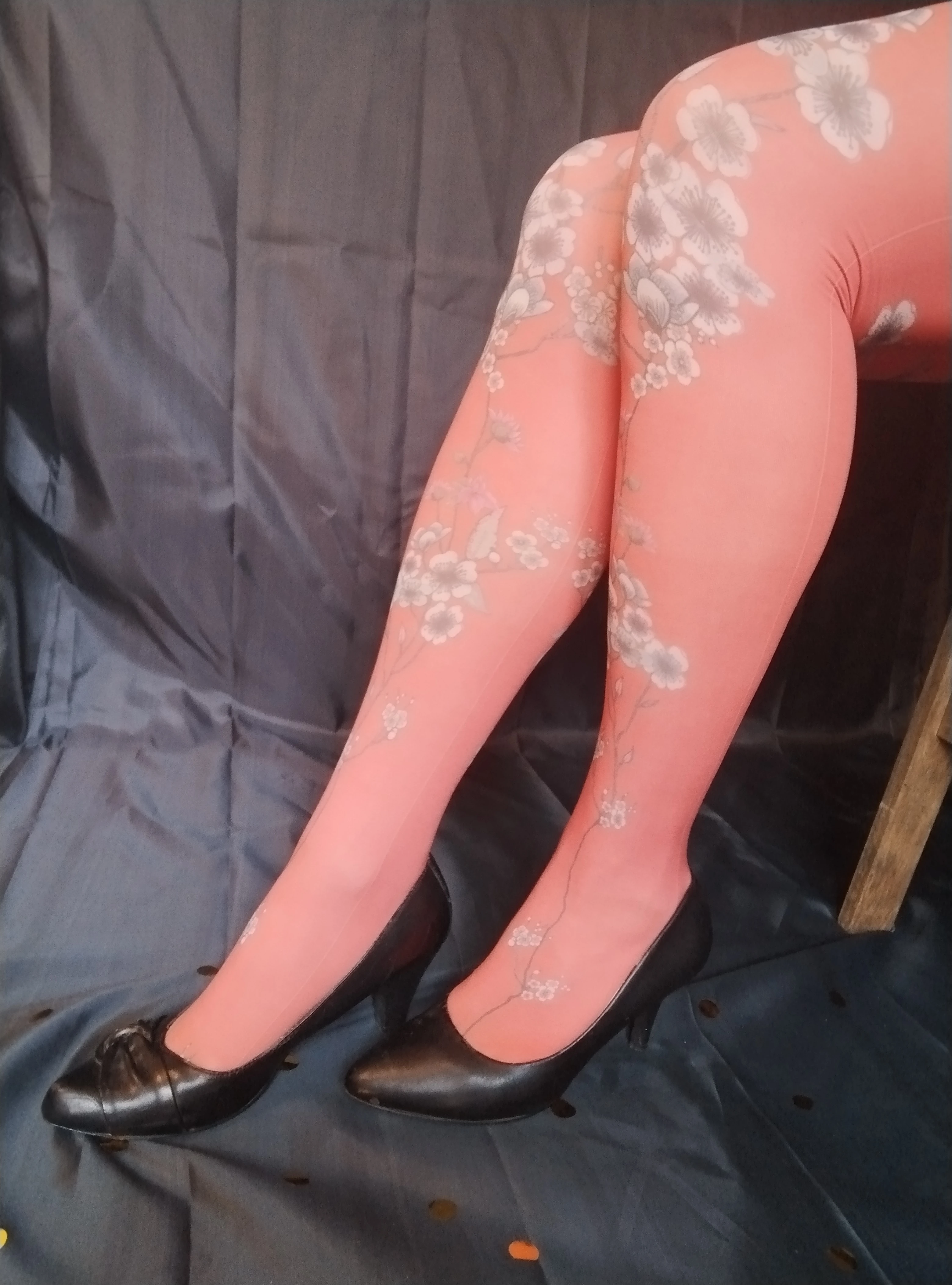 Photo de Beaucoup porté, collants fantaisie fleurs sur vermillon