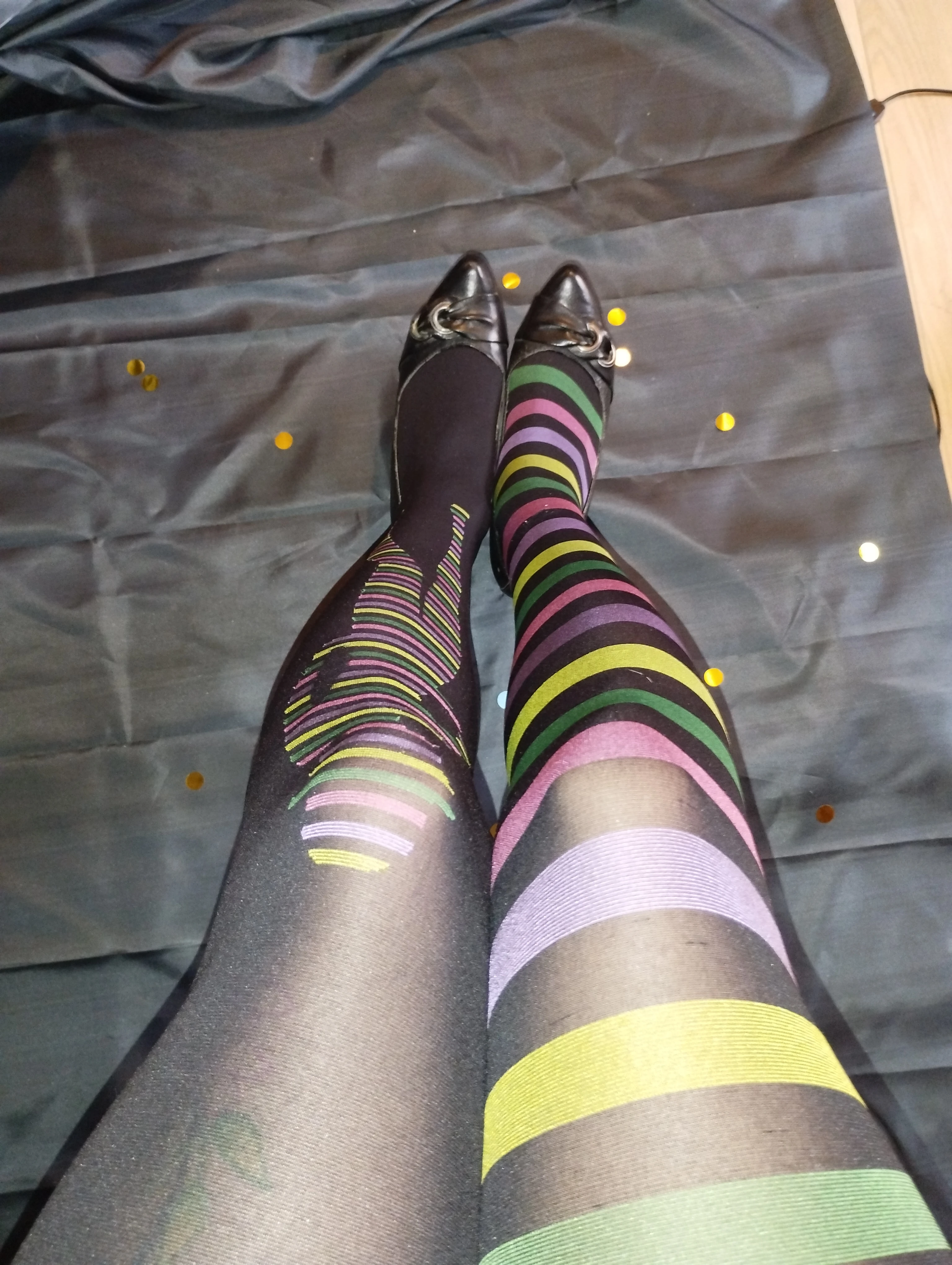 Photo de Beaucoup porté, collants fantaisie rayés et femme, asymétrique