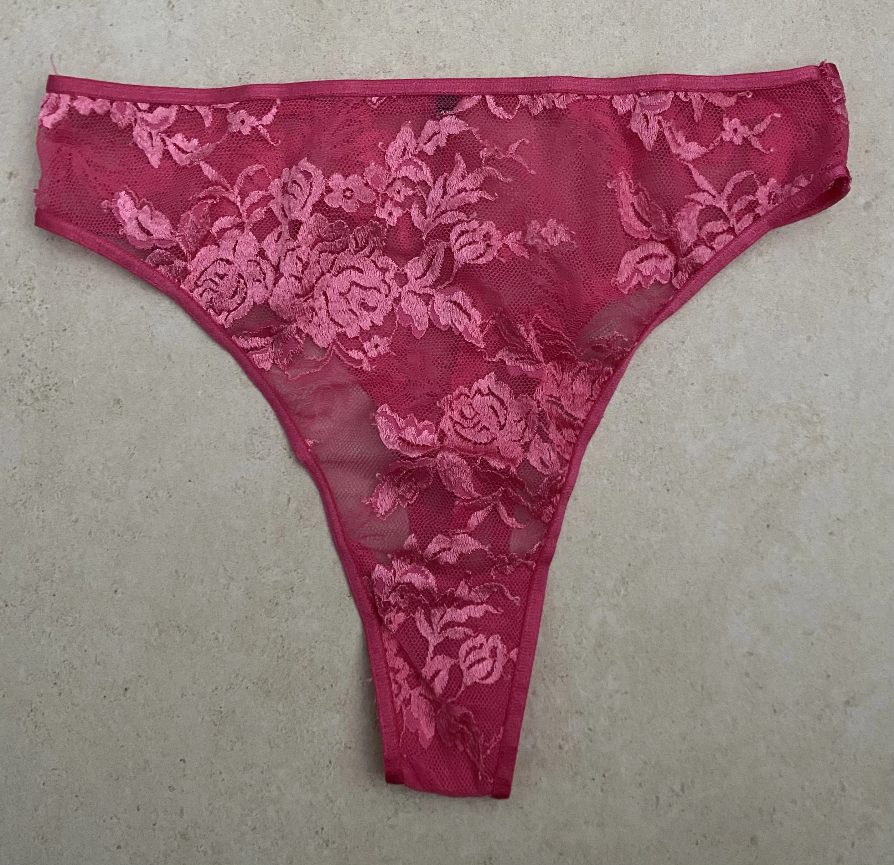 Photo de String / Tanga rose en dentelle