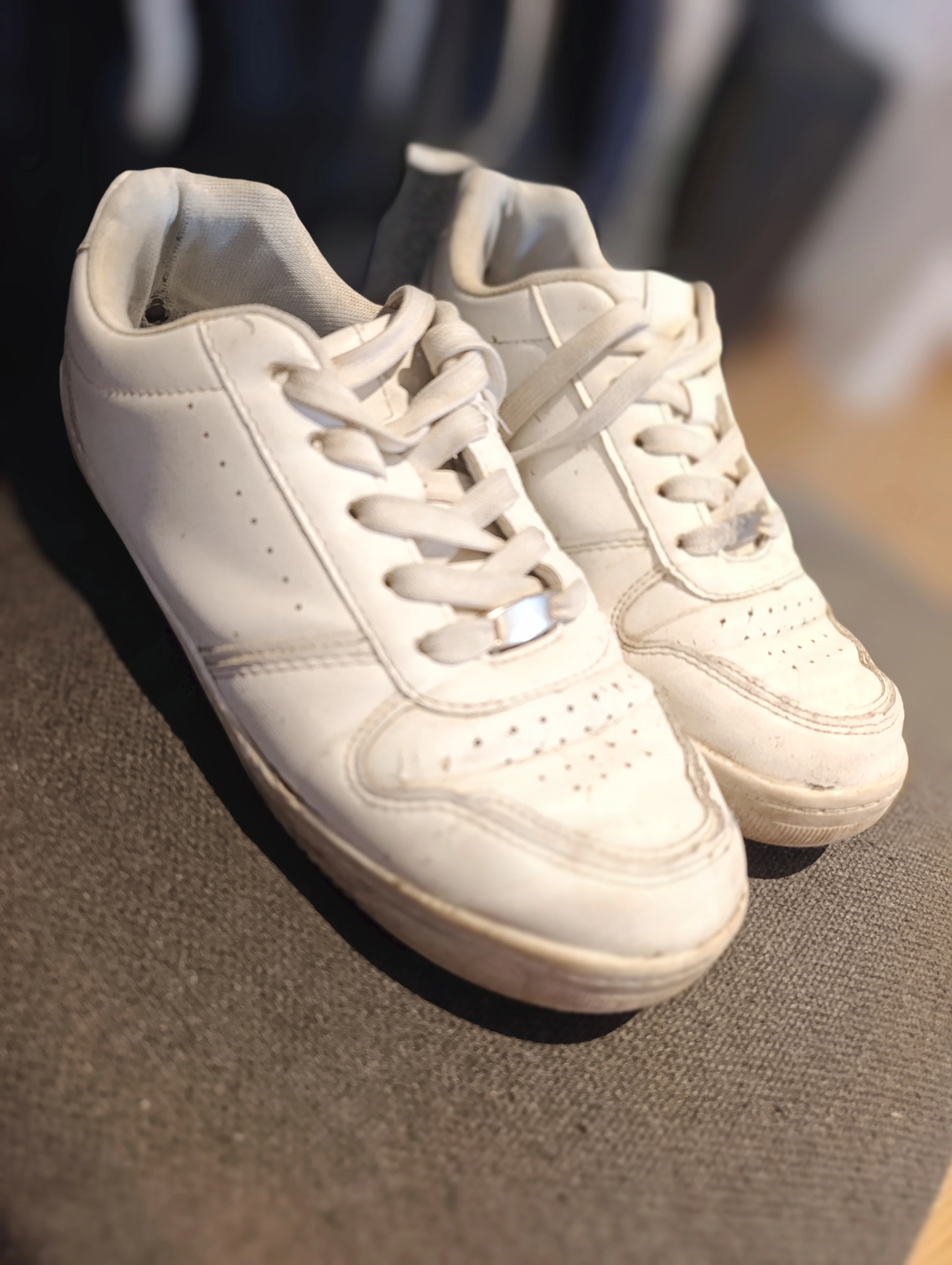 Photo de Mes vieilles baskets blanches odorantes et défoncés