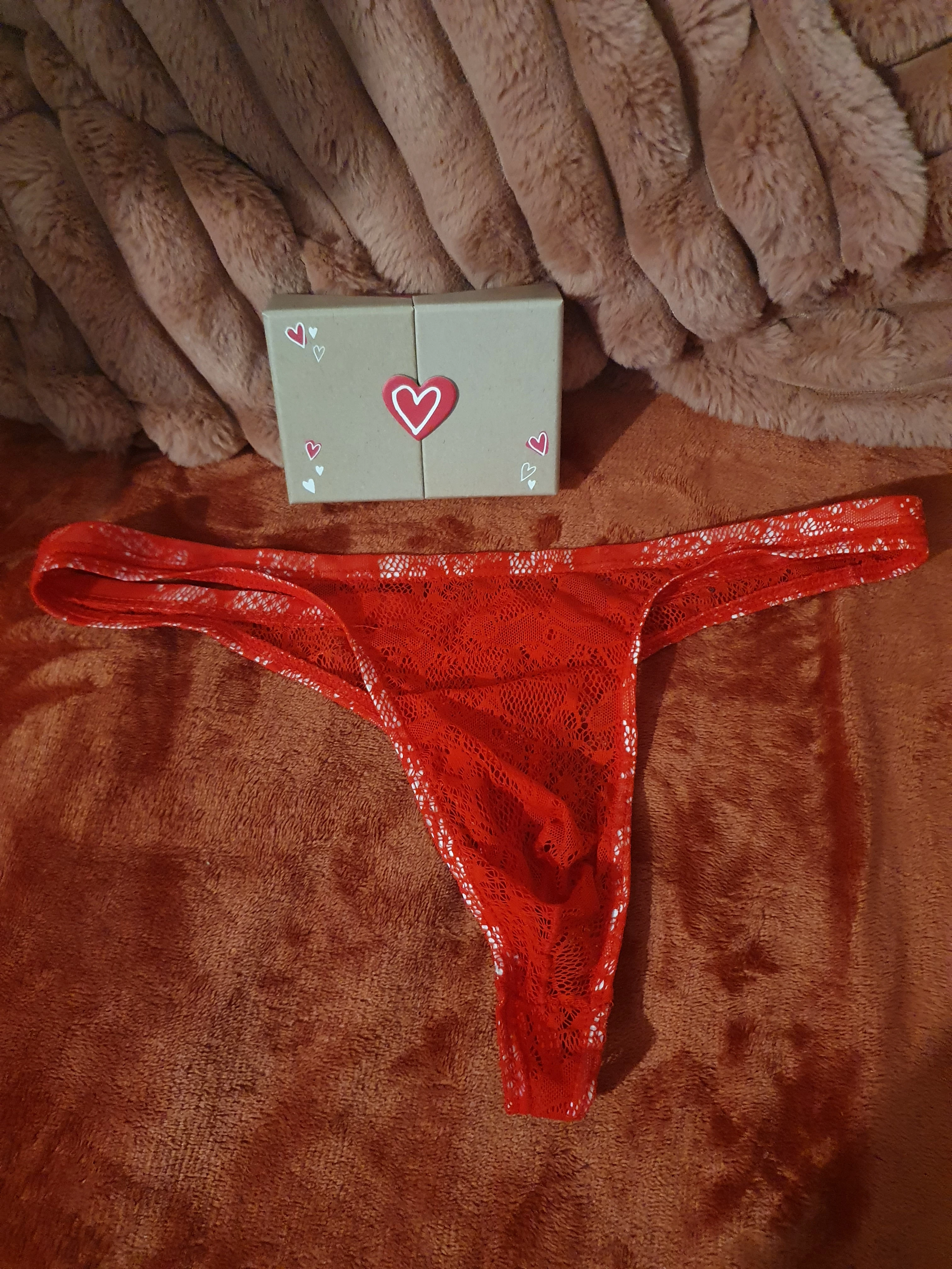 Photo de Fais moi jouir dans ma culotte ROUGE