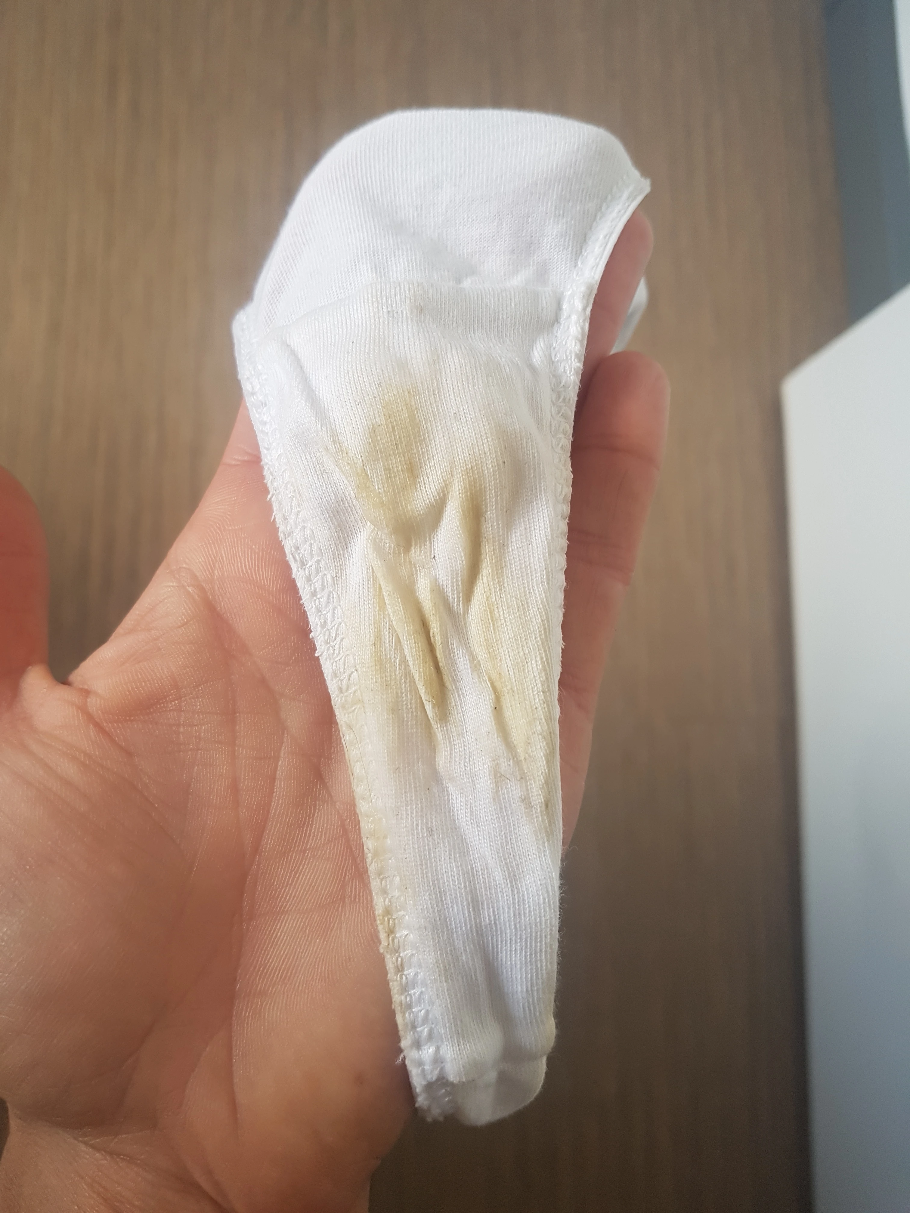 Photo de tanga blanc sale et très odorant