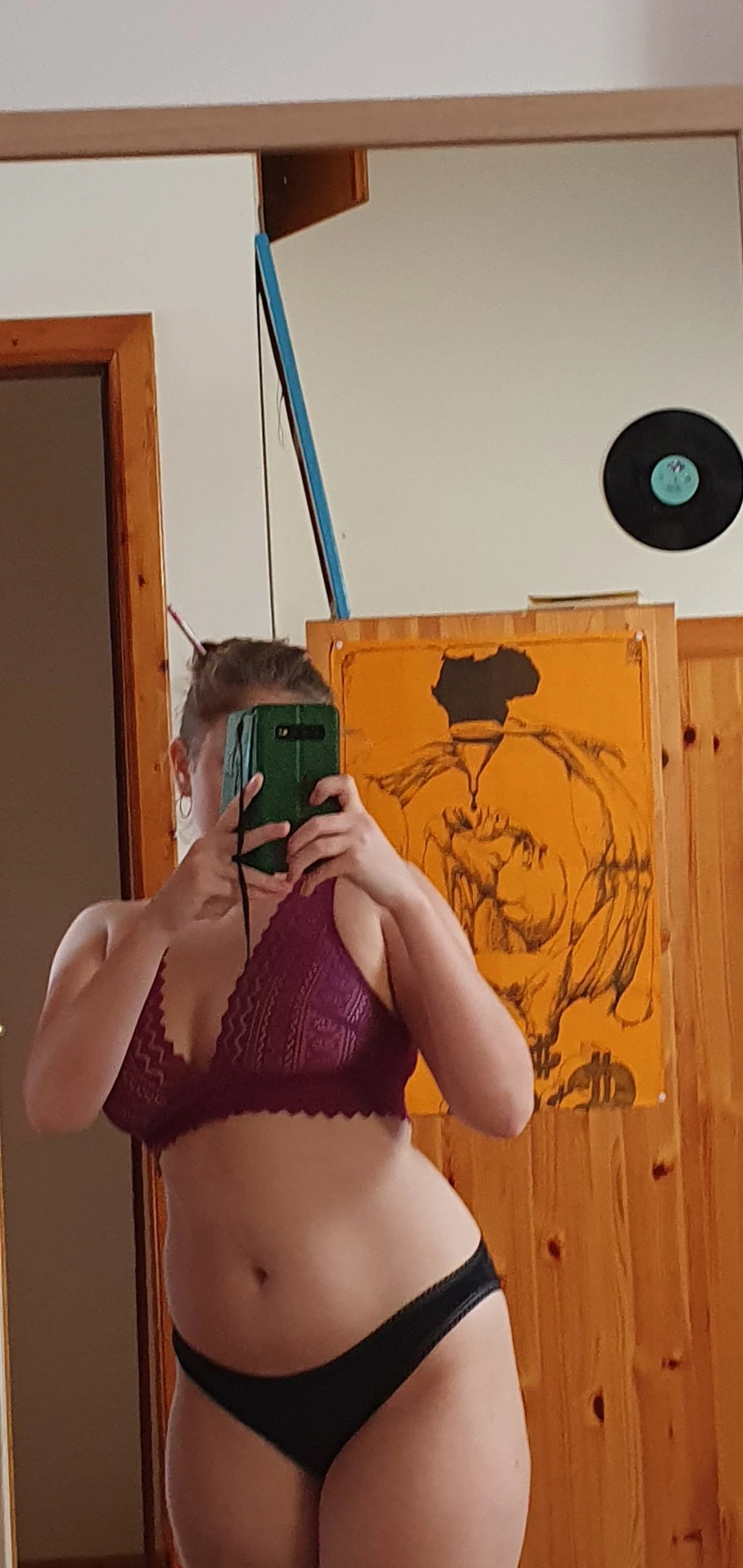 Photo de Petite culotte noire portée par une jeune fille