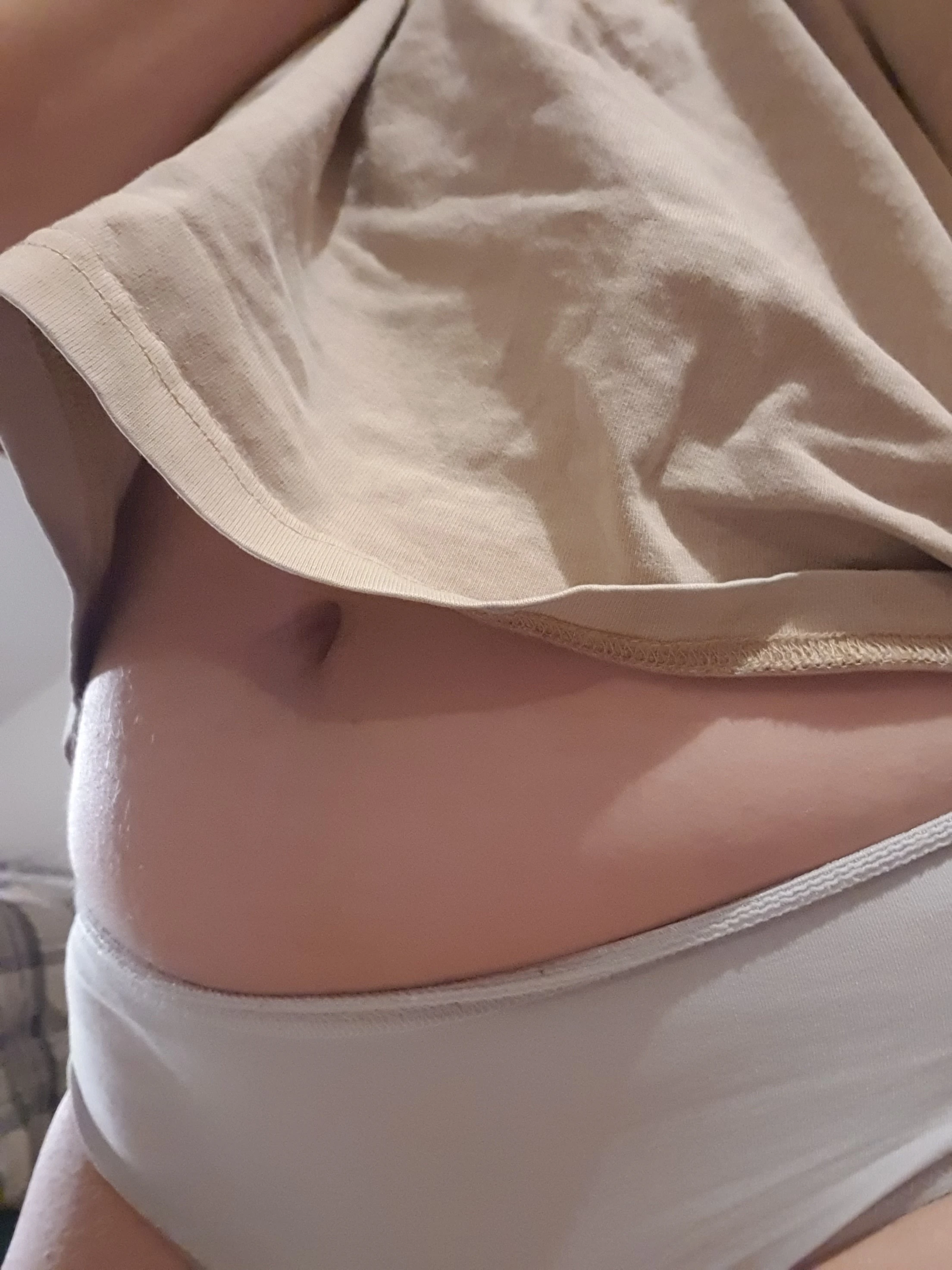 Photo de Petite cullotte blanche portée par une jeune fille...