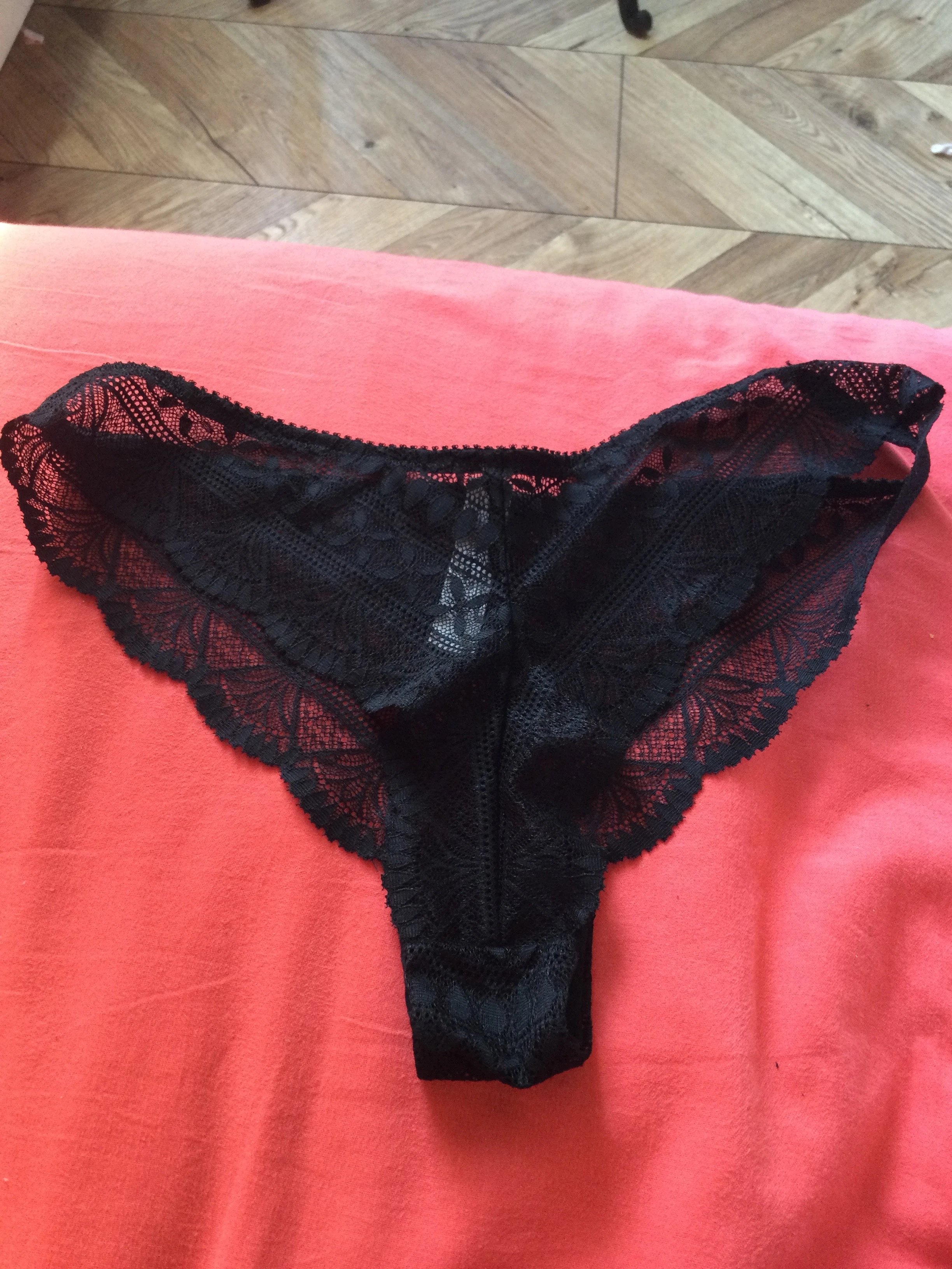 Photo de String noir avec trace de caviar