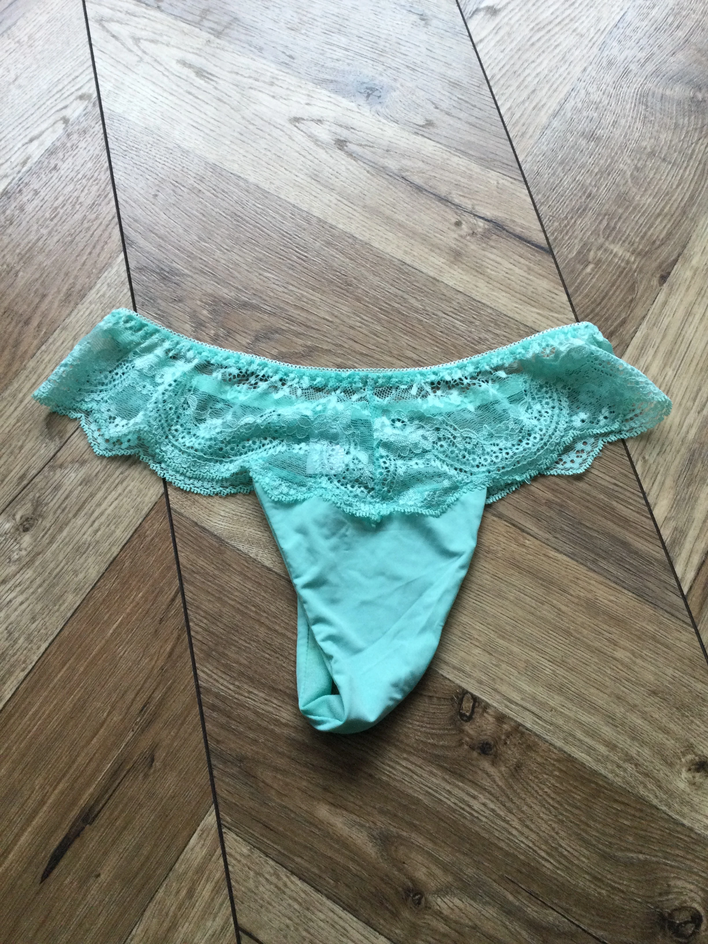 Photo de String avec quelques gouttes de sperme