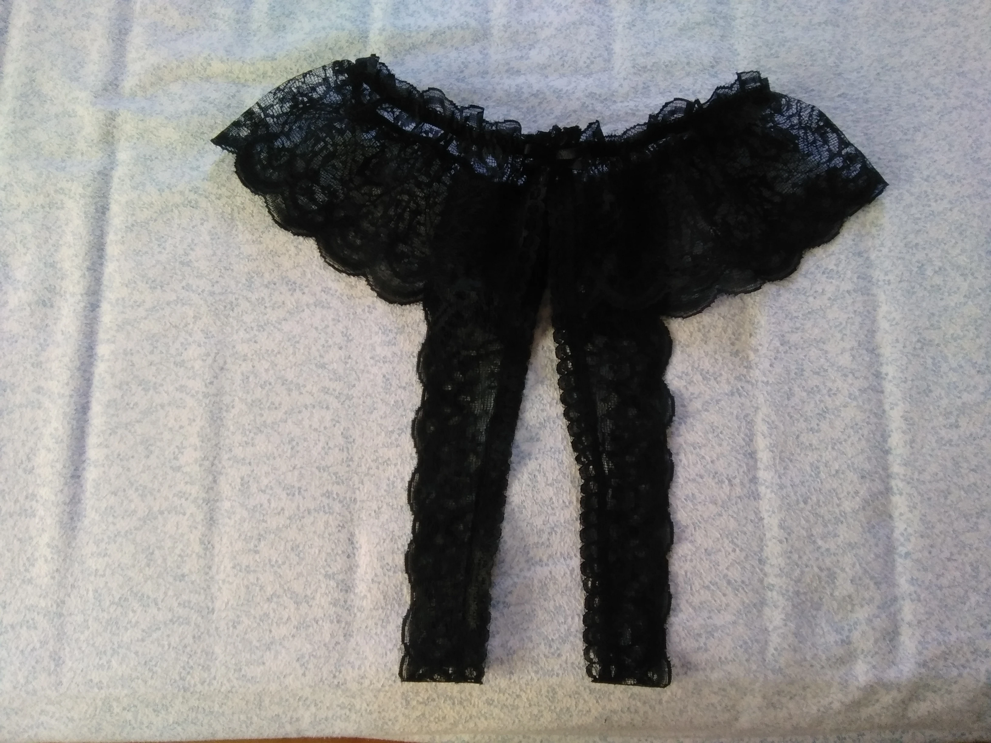 Photo de Jolie culotte fendue de dentelle noire (Copie) (Copie)