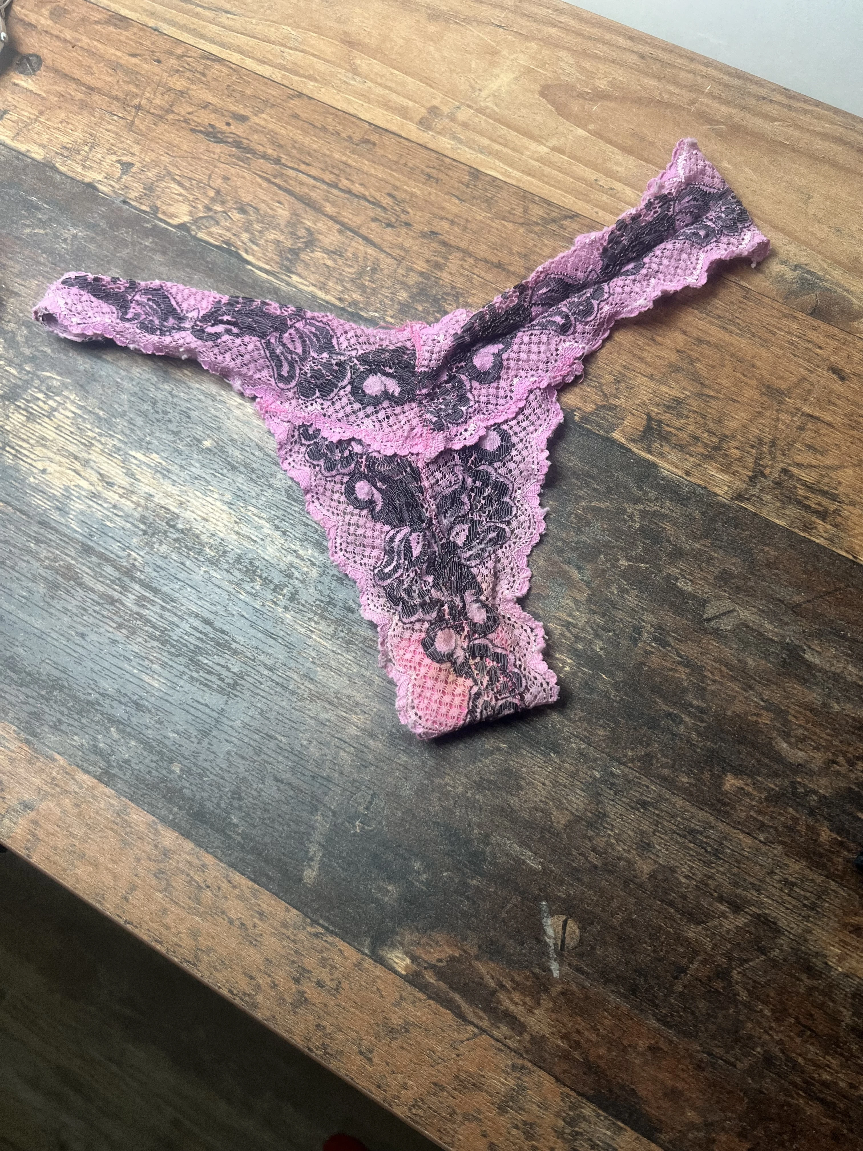 Photo de Petit rose dentelle avec du vécu pour salir...