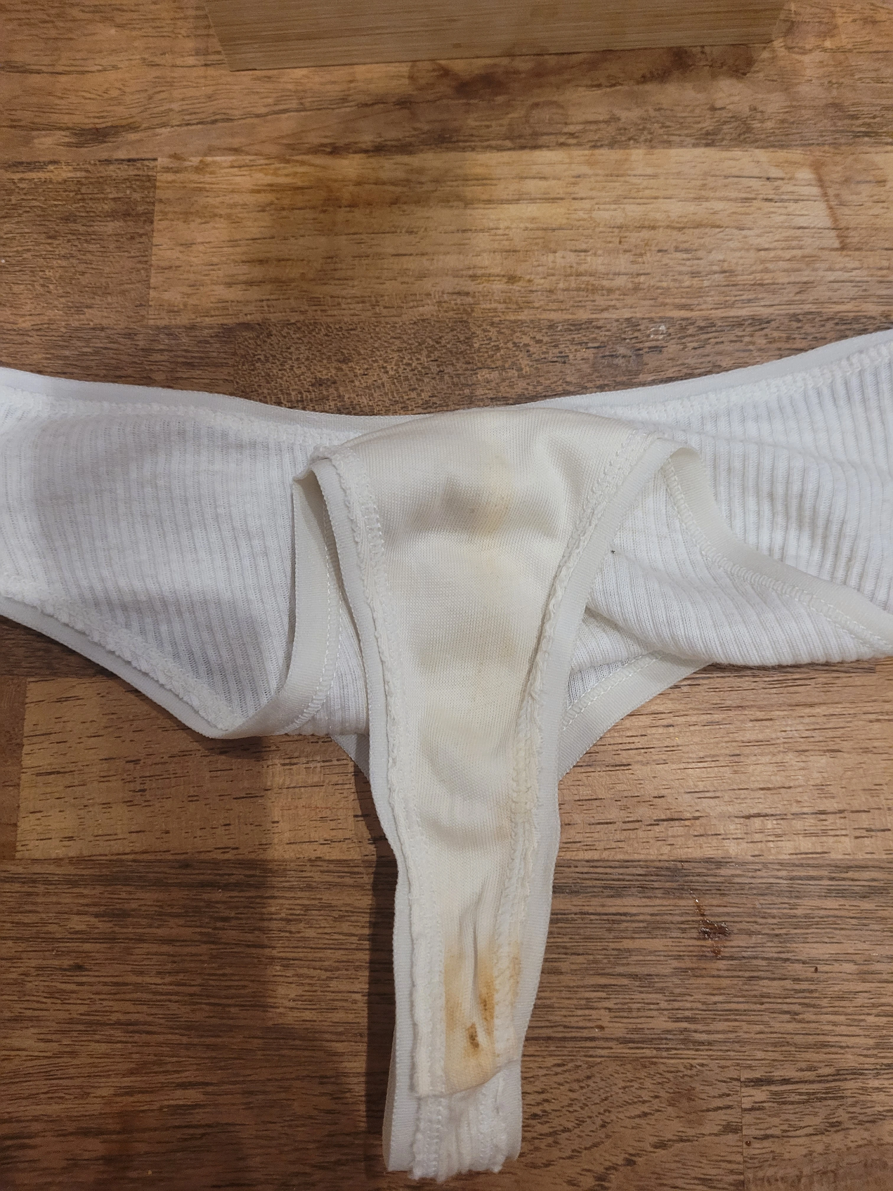 Photo de Culotte tanga sale du 23 juillet