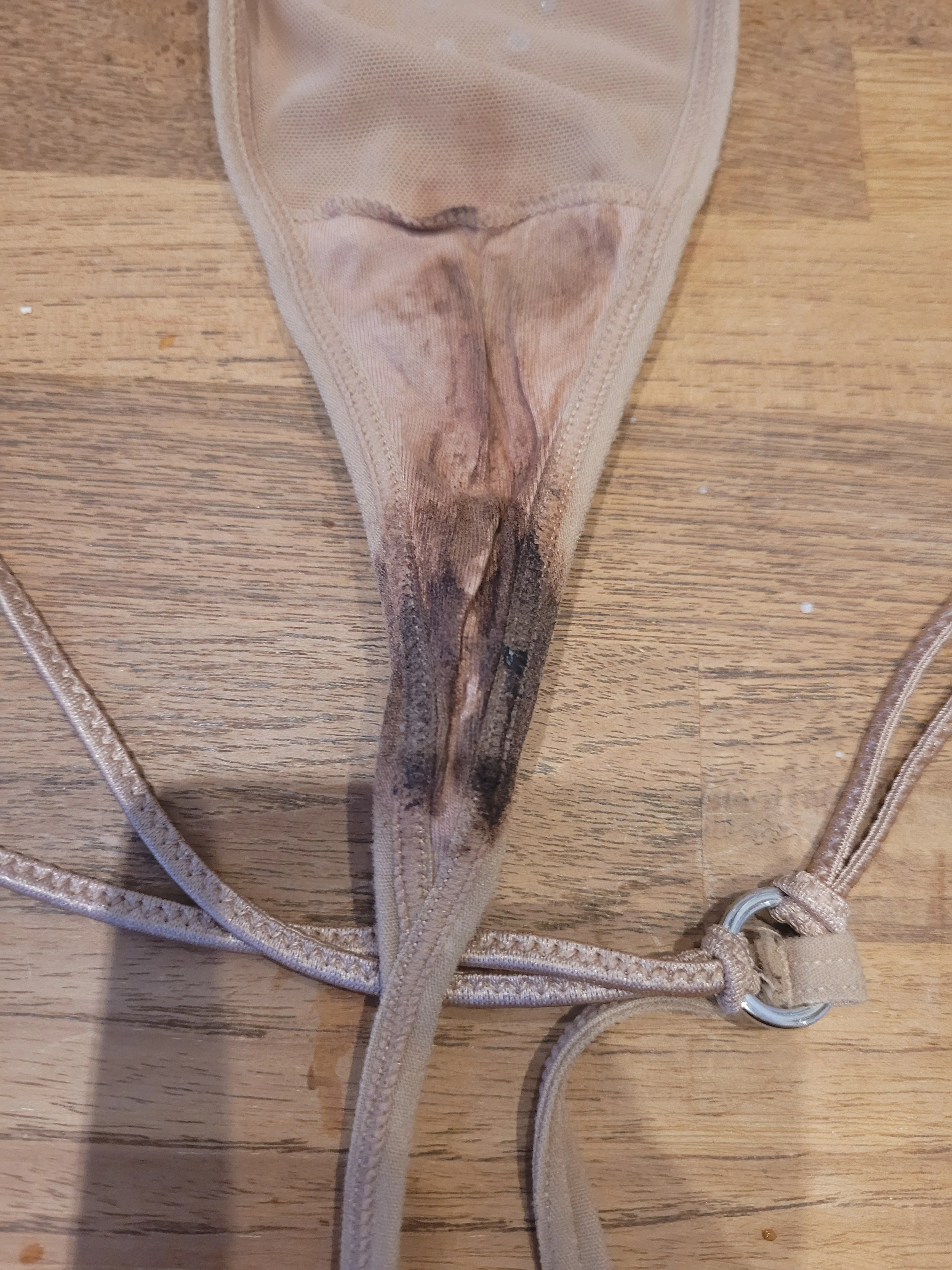 Photo de Culotte string sale et tâché de s@ng !