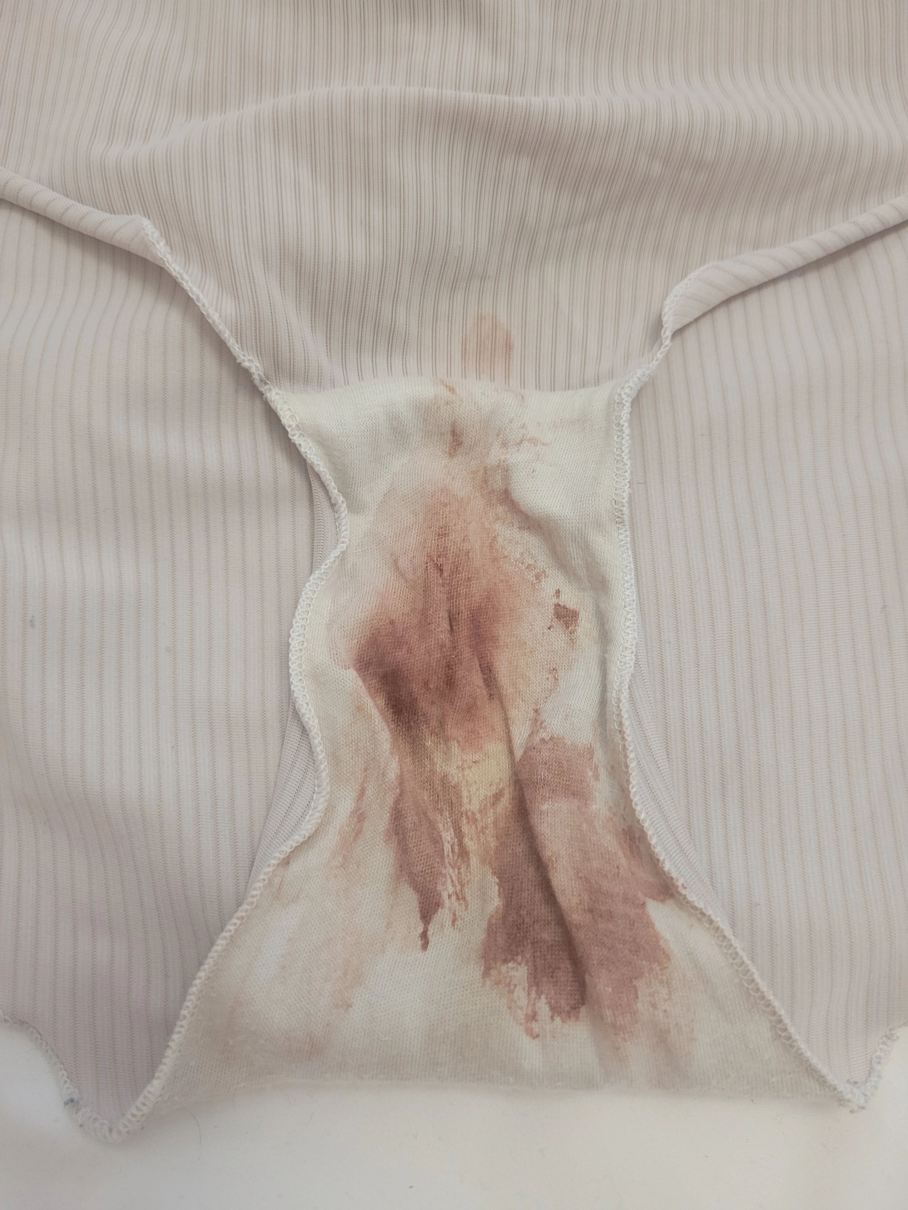 Photo de RÉSERVÉE – Culotte sale et rougie du 2...