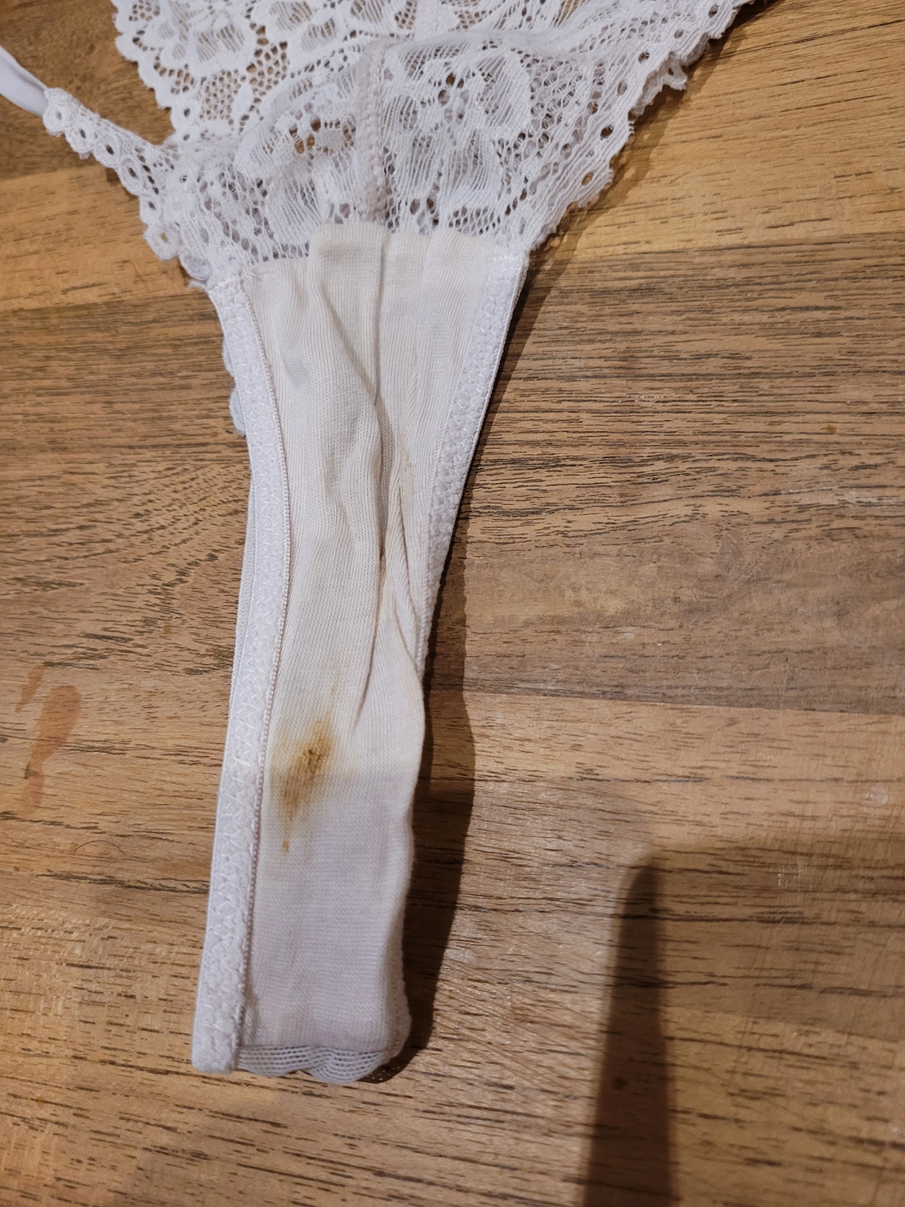 Photo de Culotte tanga sale du 28 mars
