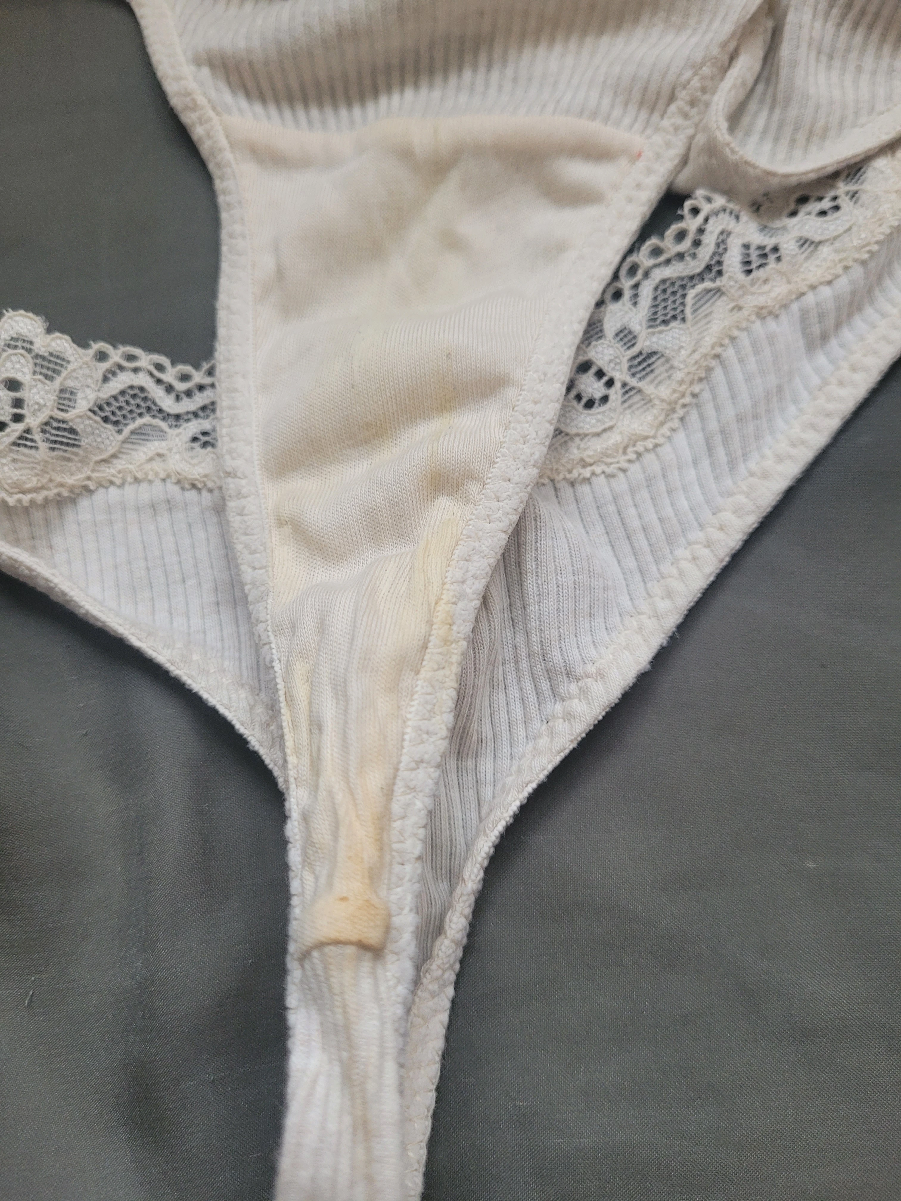 Photo de Culotte tanga sale et jaunie du 24 mars
