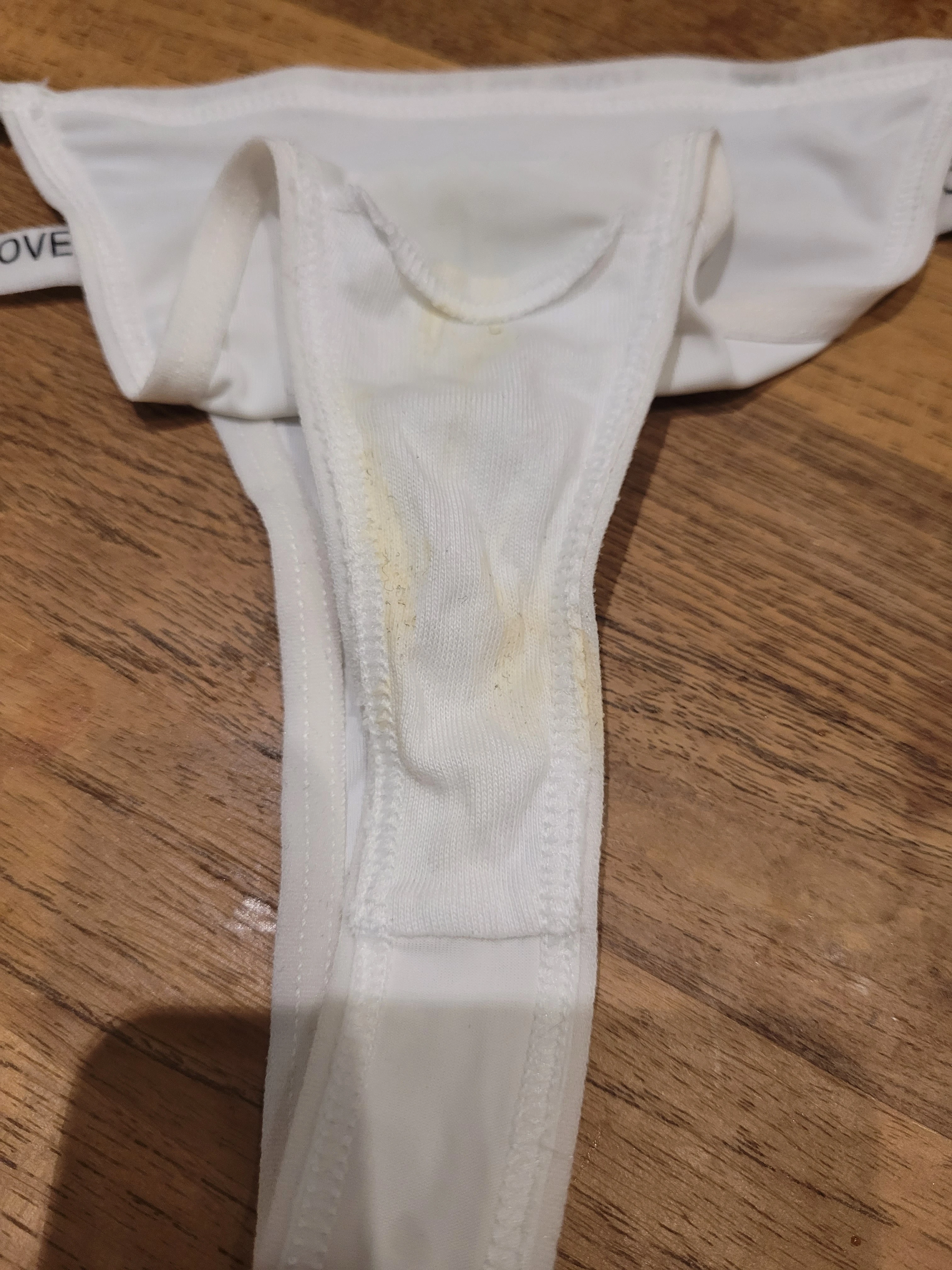Photo de Culotte string sale en boîte de nuit échangiste...