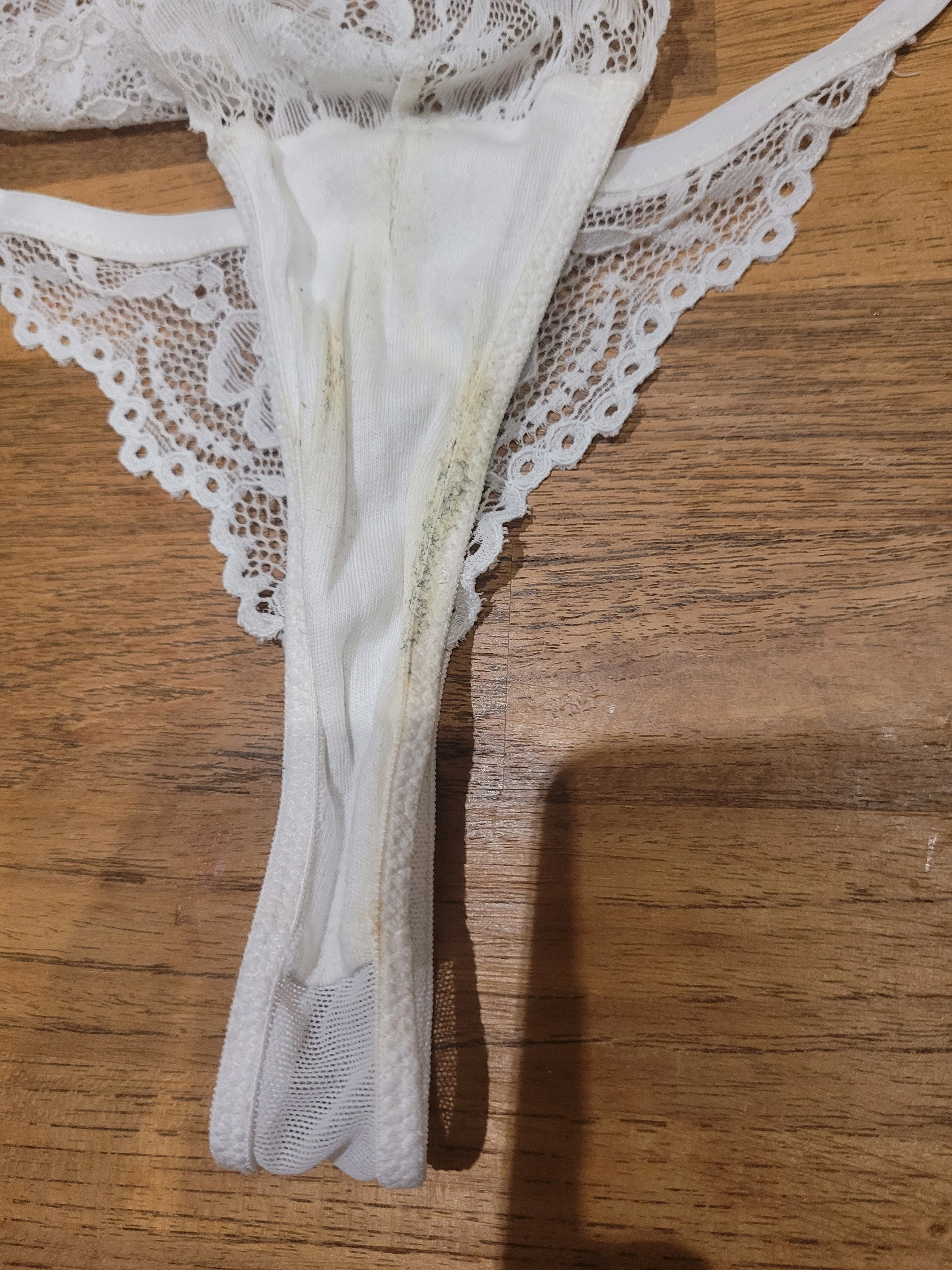 Photo de Culotte string sale et jaunie ! 24 févier