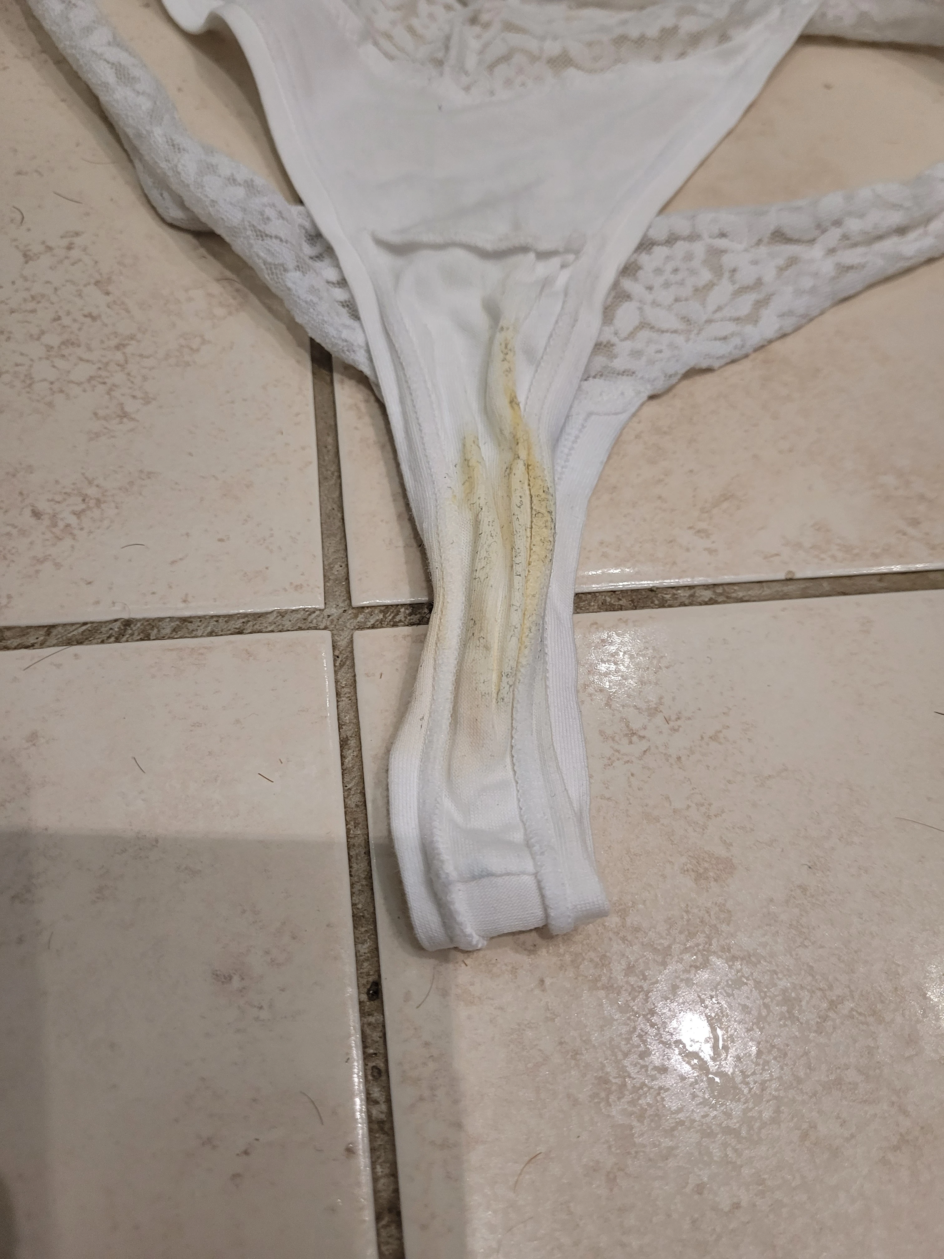 Photo de Culotte tanga très jaune du 7 février !