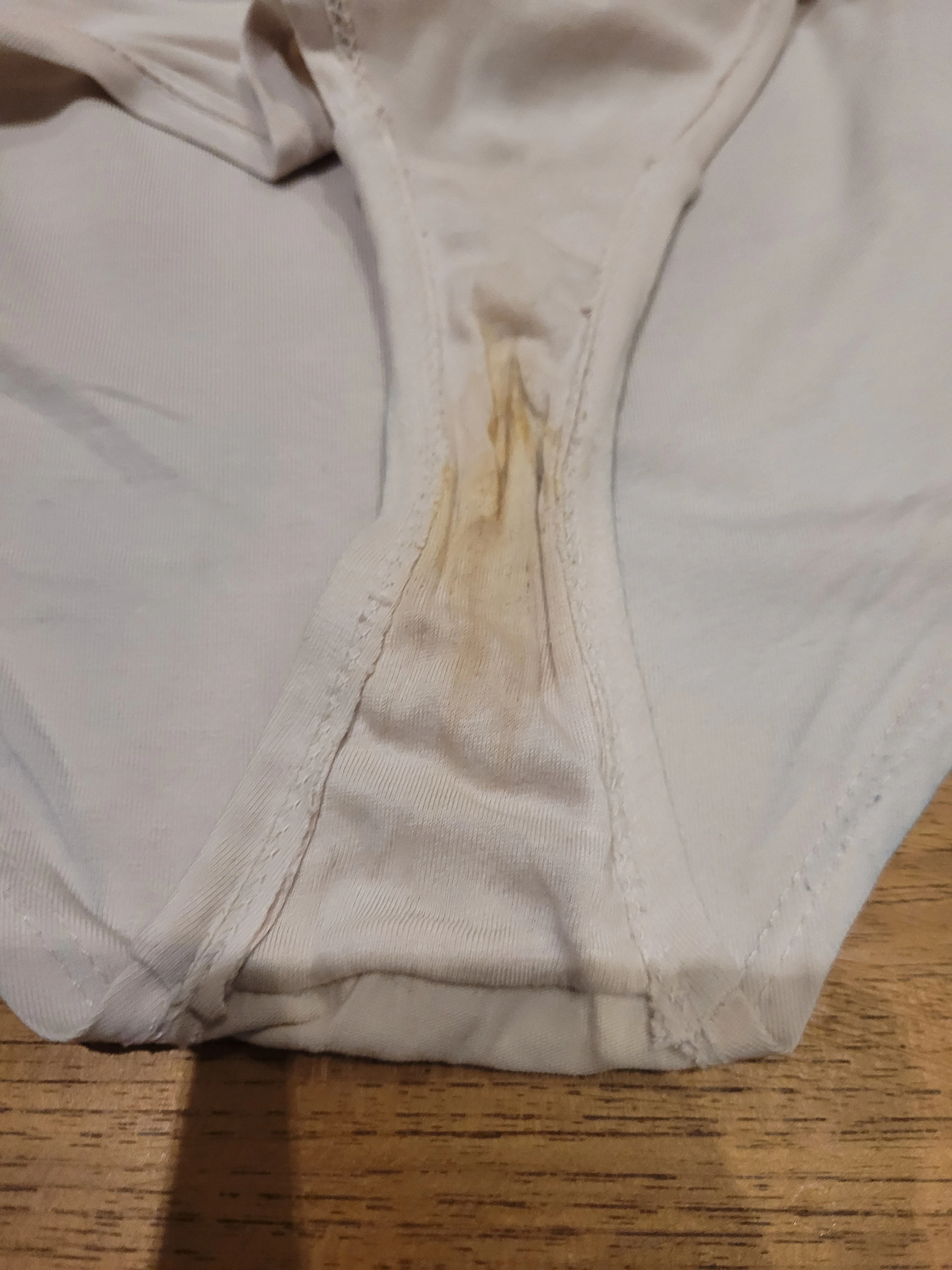Photo de Culotte sale et traces jaunes – 5 février