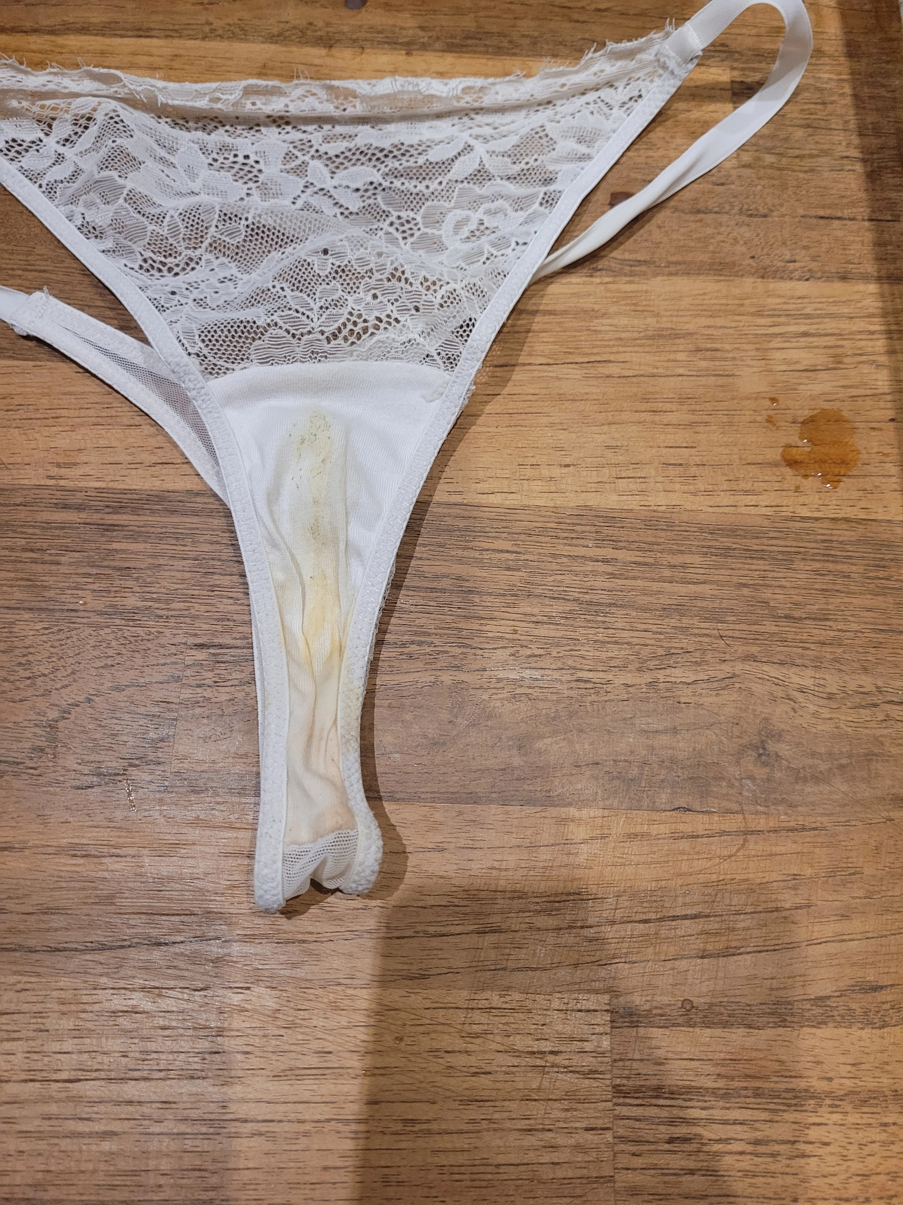 Photo de Culotte string sale en pot de départ qui...