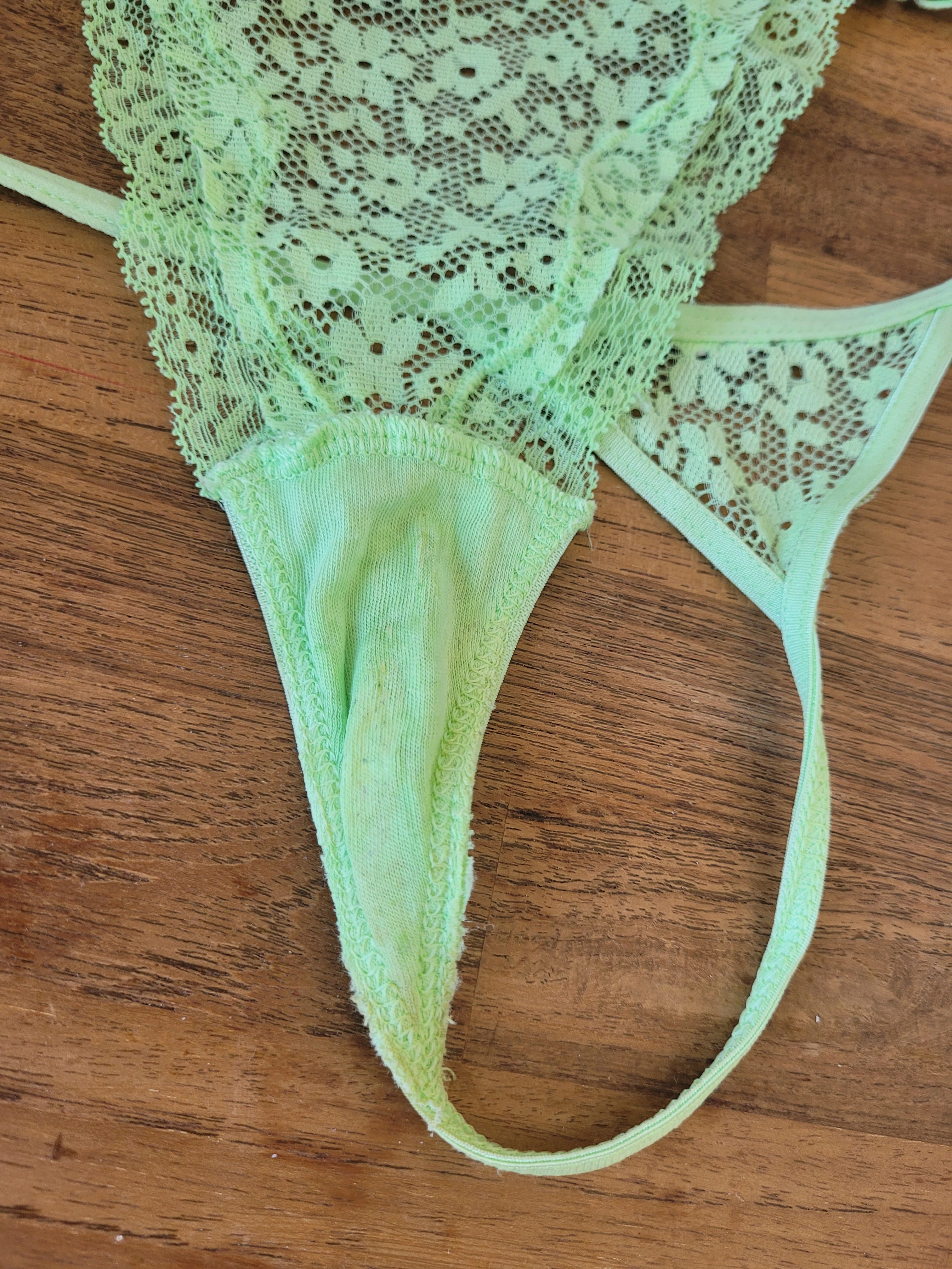 Photo de Culotte string sale chez des inconnu(e)s ! 13...