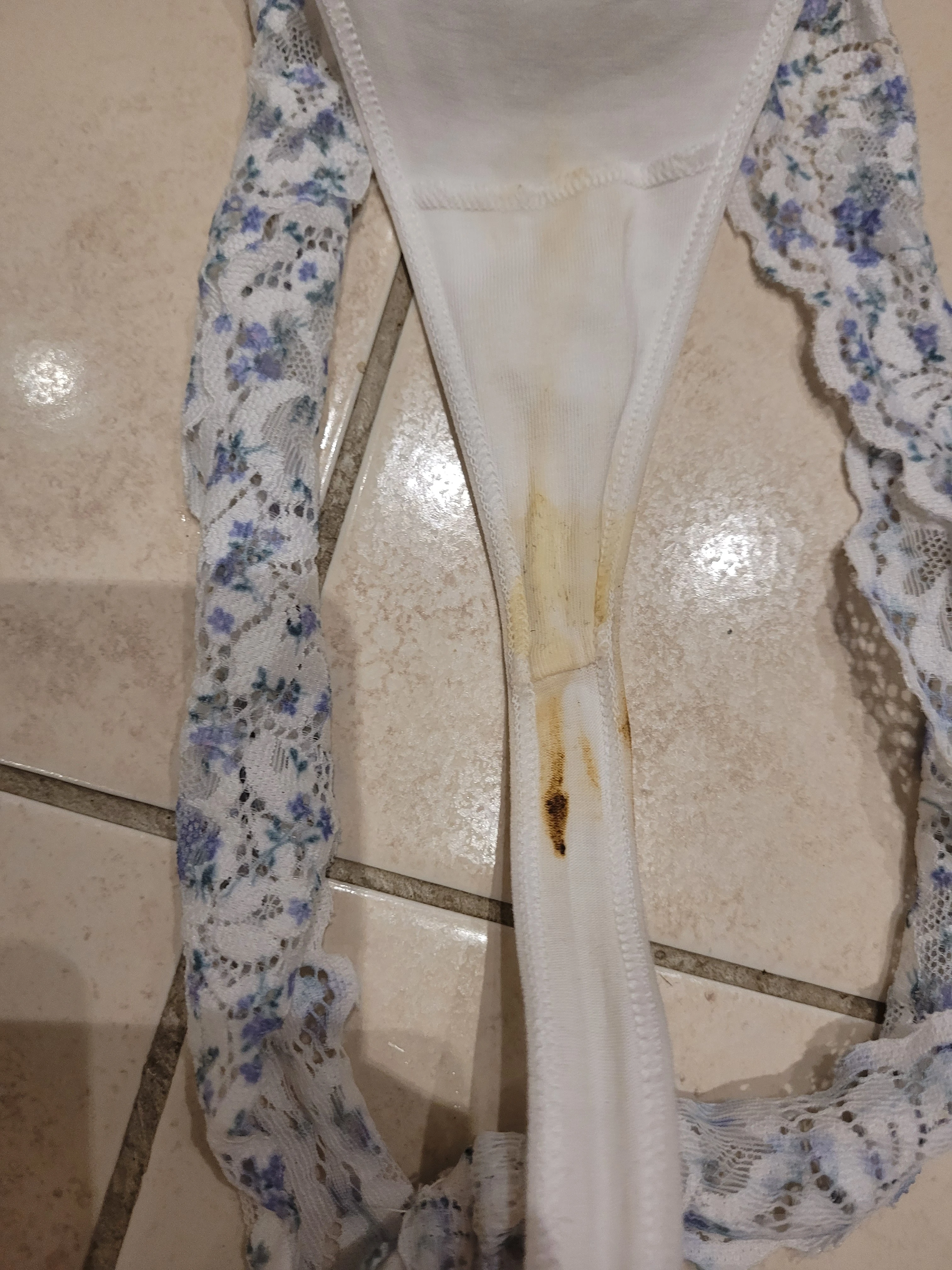 Photo de Culotte tanga sale du 25 juillet