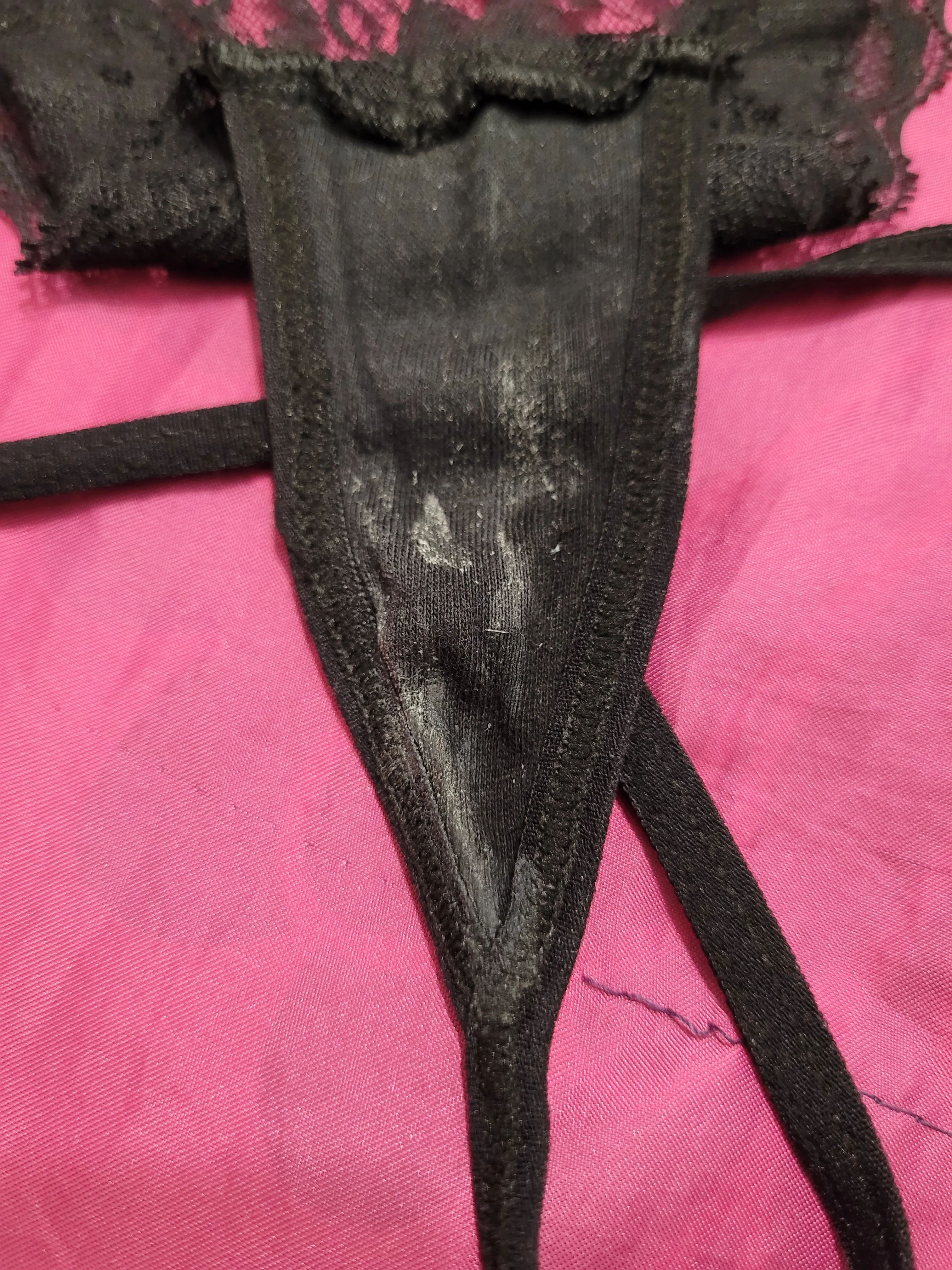 Photo de Culotte string sale en soirée étudiante ! 4...